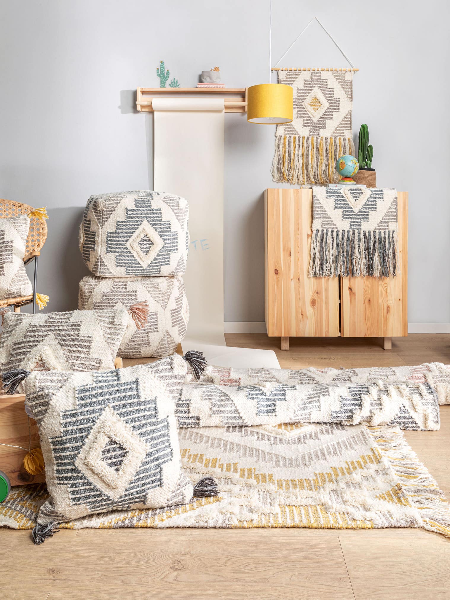 Teppich aus 70% Wolle, 30% Polyester in Grau mit 6 bis 10 mm hohem Flor von Lytte