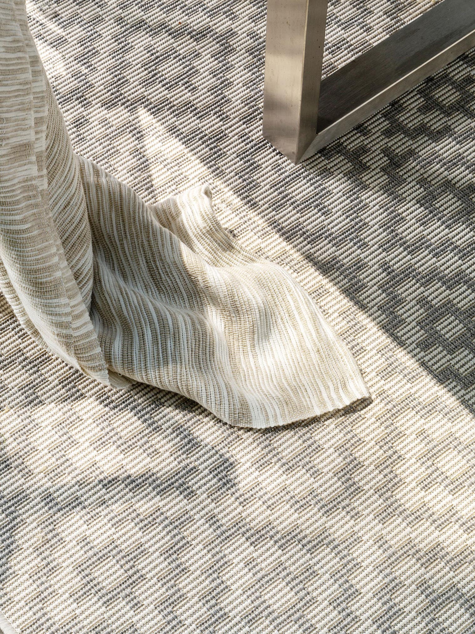 Teppich aus 100% Polypropylen in Grau mit 6 bis 10 mm hohem Flor von benuta Nest