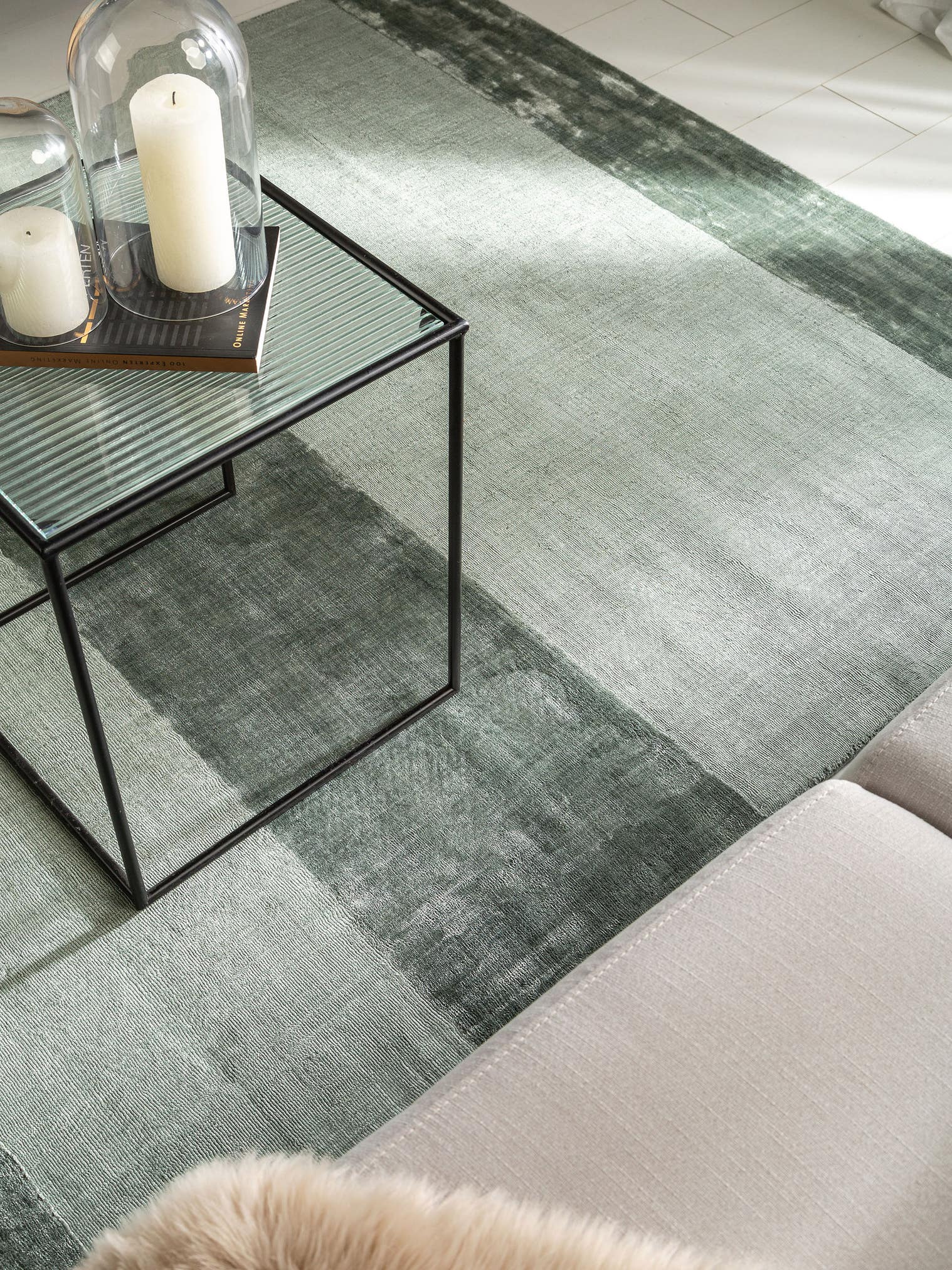 Teppich aus 100% Viskose in Grün mit 6 bis 10 mm hohem Flor von benuta Pure