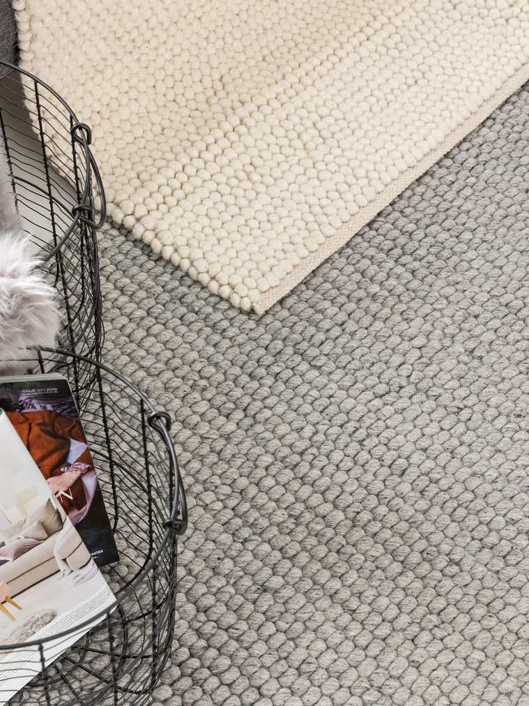 Teppich aus 70% Wolle, 30% Polyester in Grau mit 11 bis 20 mm hohem Flor von benuta Pure