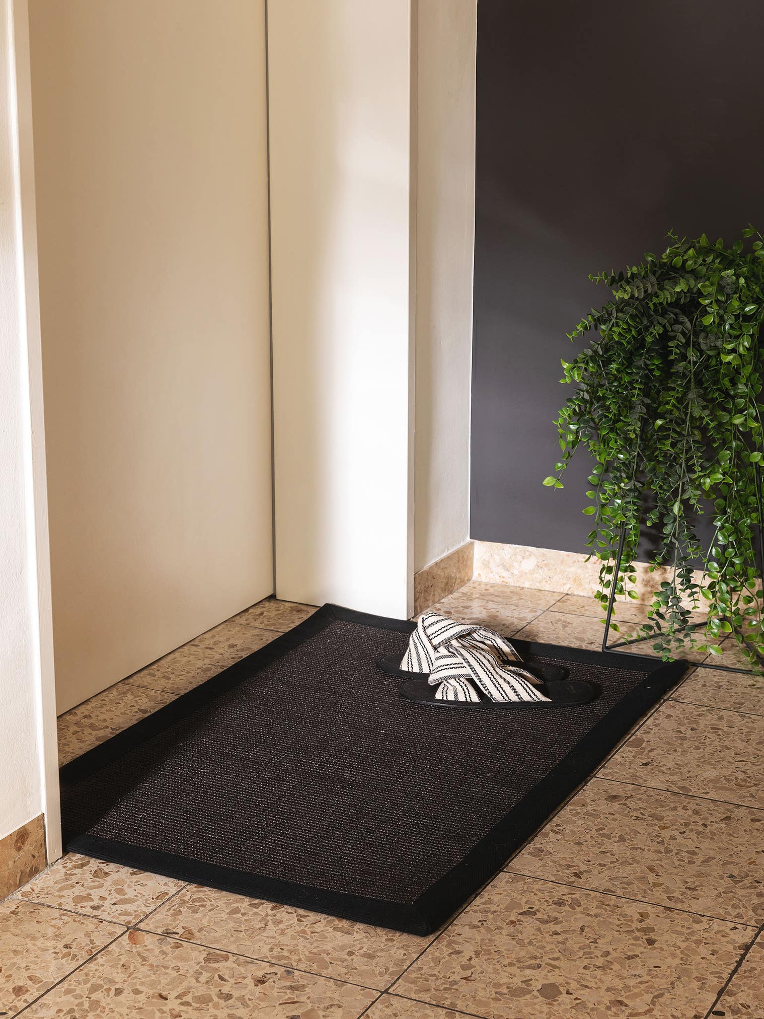 Tappeto di 100% Sisal in Nero con pelo alto 1- 5 mm da benuta Nest