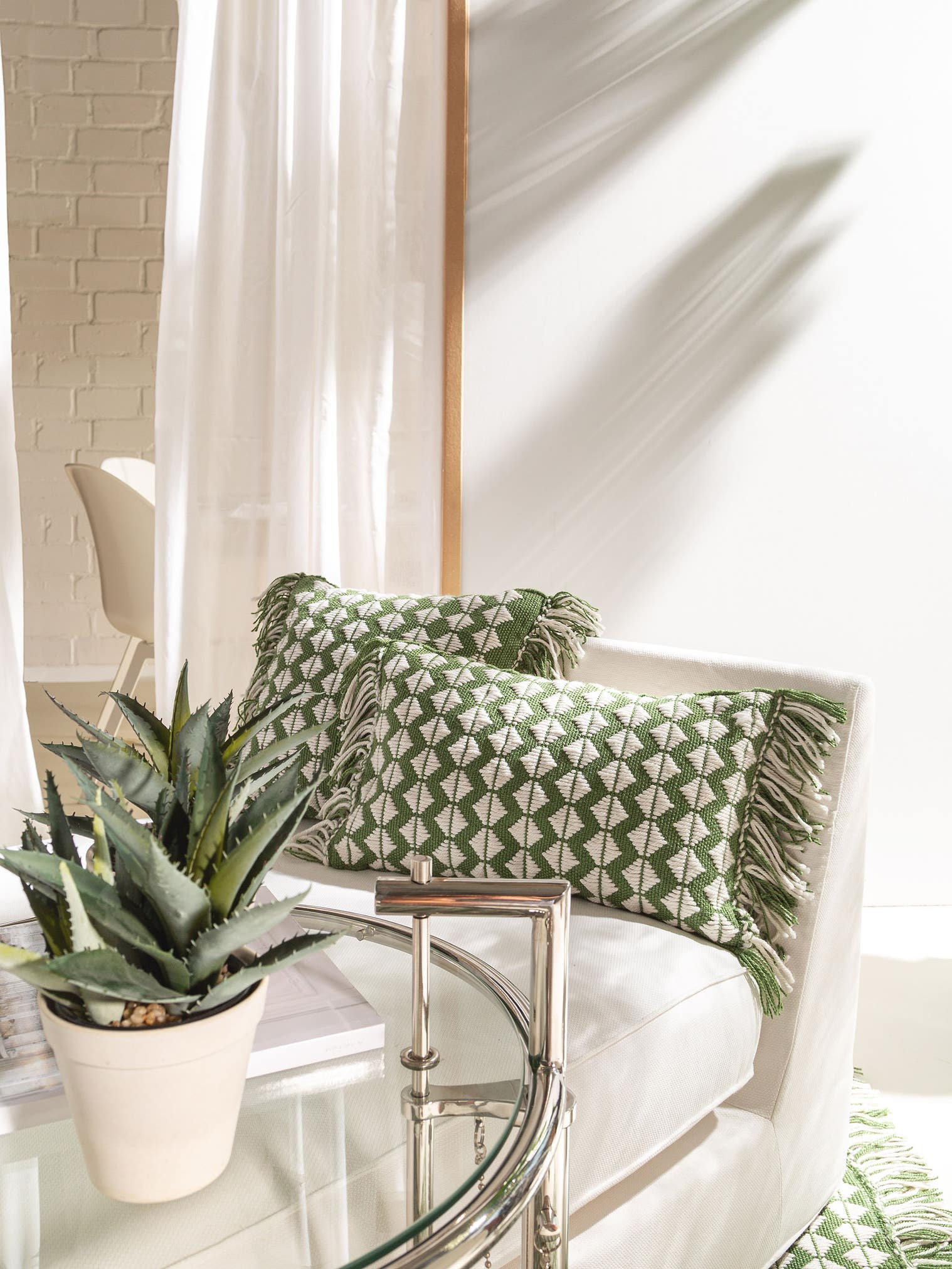 In- & Outdoor Kissen Morty Grün im Design Geometrisch aus 100% Polyester (recyceltes PET) von benuta Pure
