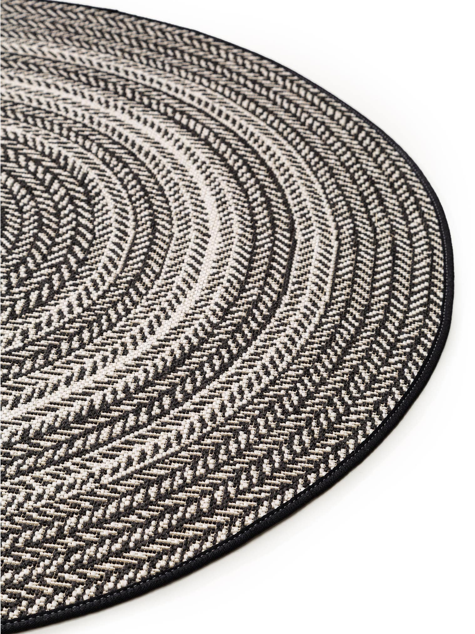 Teppich aus 100% Polypropylen in Schwarz/Weiß mit bis 5 mm hohem Flor von benuta Nest