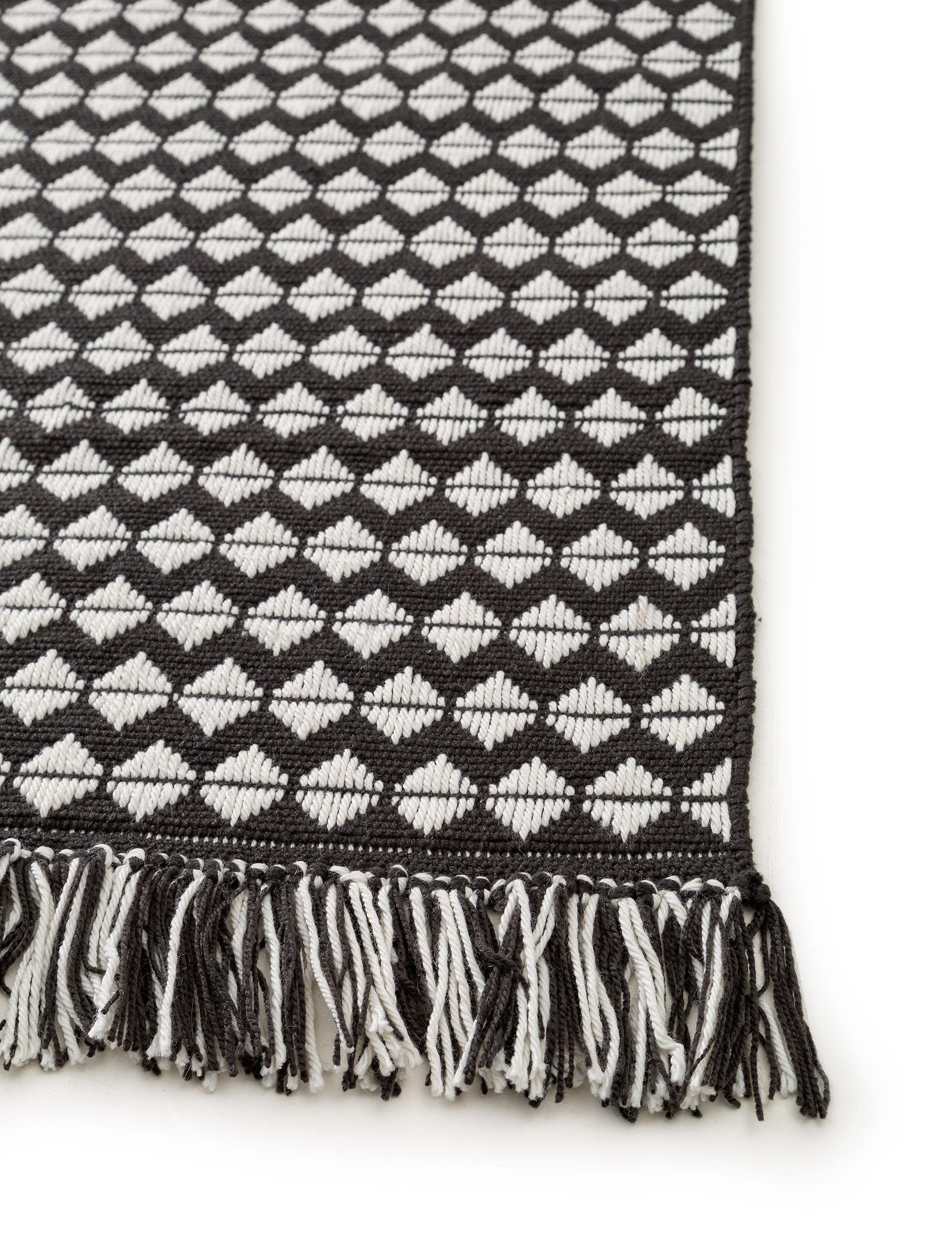 Matta av 100% Polyester i Svart/vit med 1- 5 mm hög lugg från benuta Pure