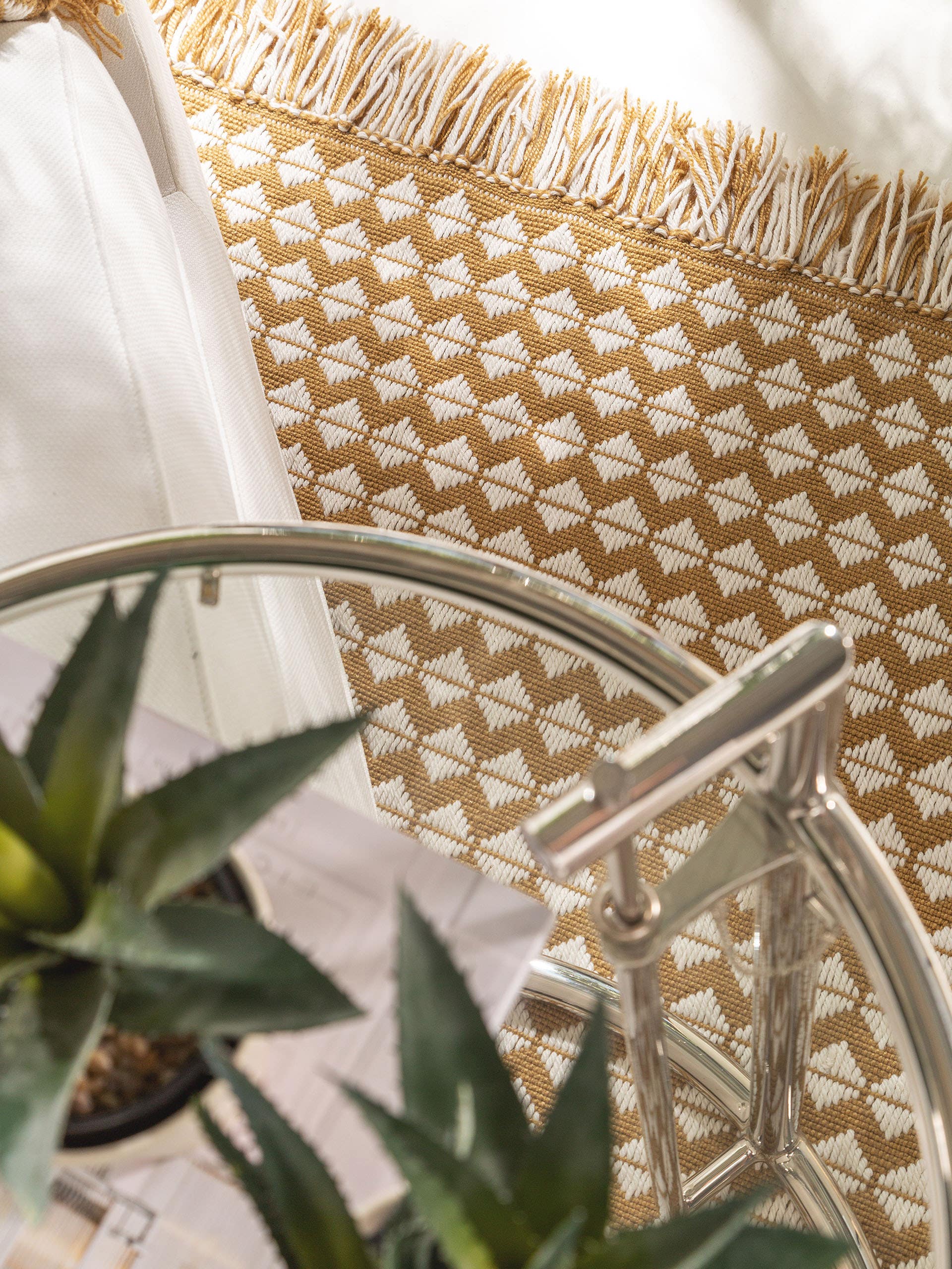 Matta av 100% Polyester i Gul med 1- 5 mm hög lugg från benuta Pure