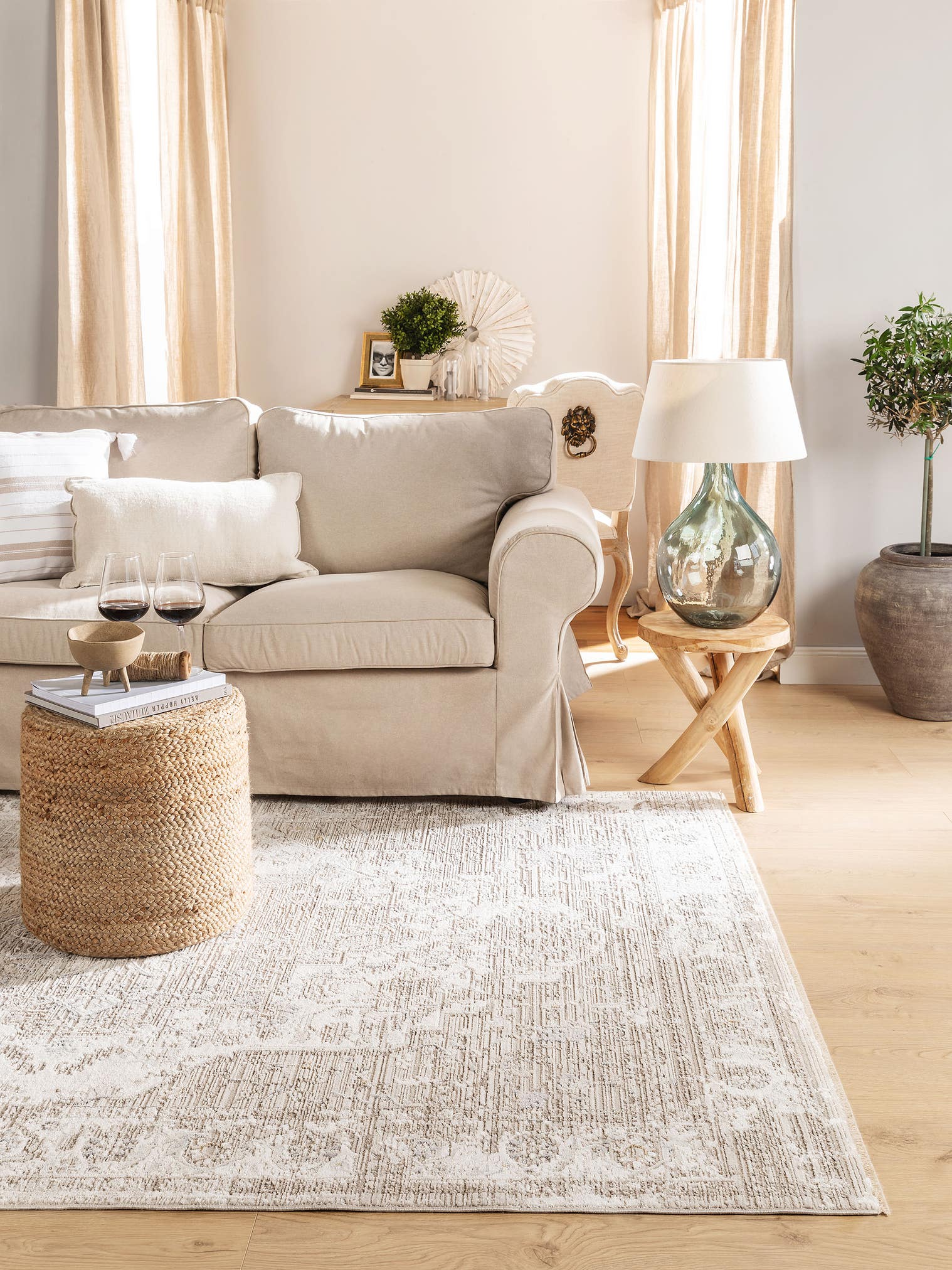 Teppich aus 65% Viskose, 35% Polyester in Beige mit 6 bis 10 mm hohem Flor von benuta Nest