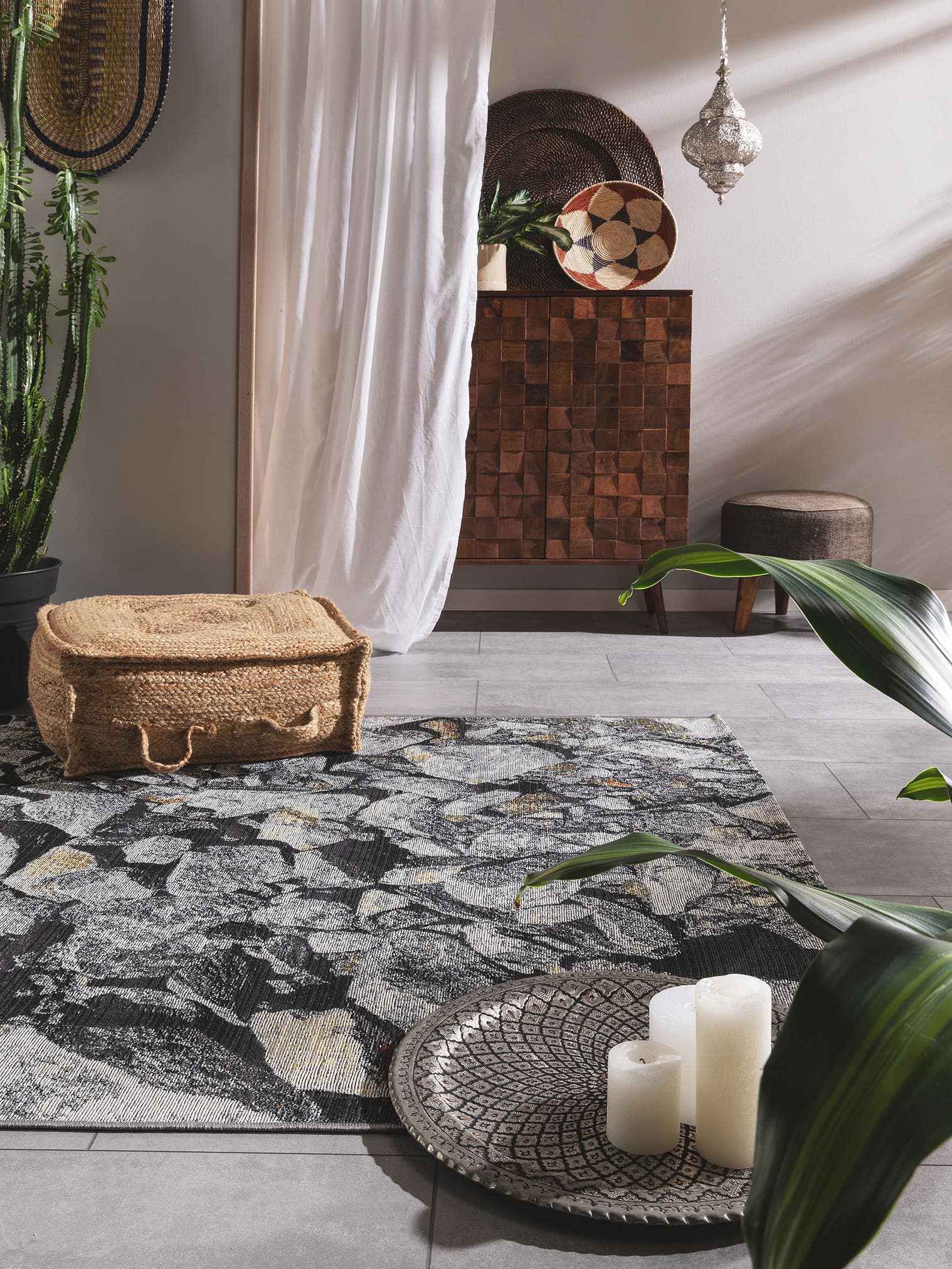 Teppich aus 76% Polypropylen, 24% Polyester in Grau mit bis 5 mm hohem Flor von benuta