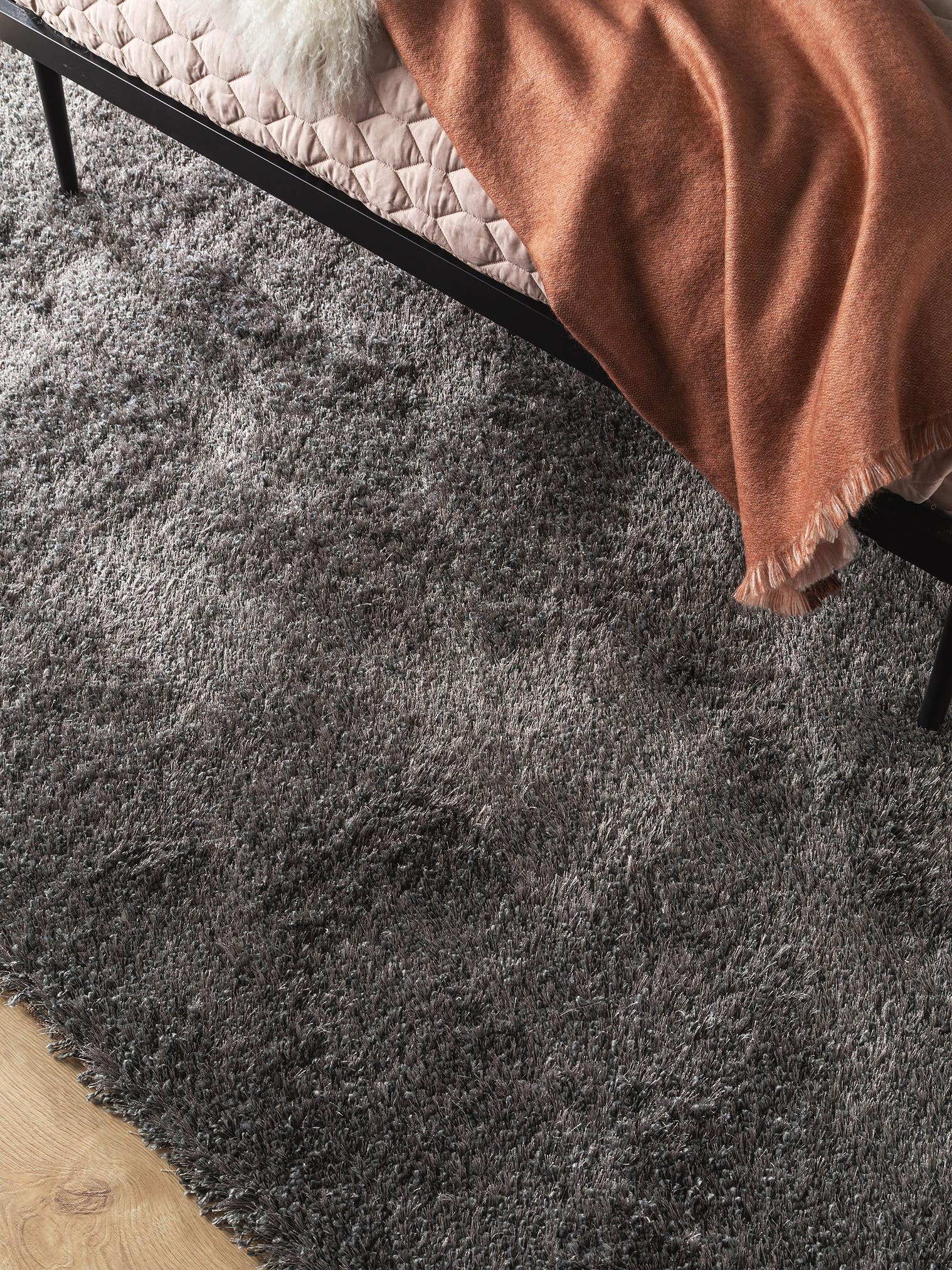 Teppich aus 50% Polyester, 50% Polypropylen in Grau mit 41 bis 50 mm hohem Flor von benuta