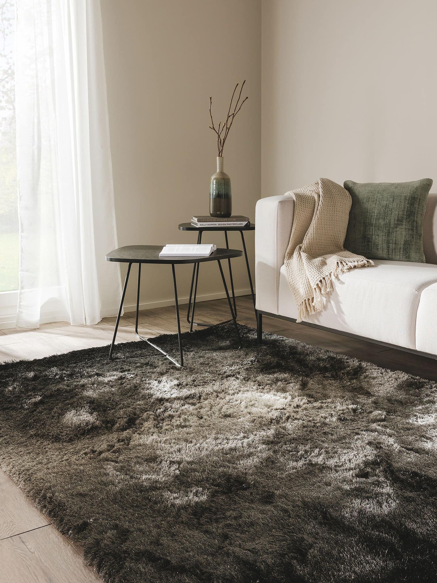 Teppich aus 100% Polyester in Grau mit 31 bis 40 mm hohem Flor von benuta Nest