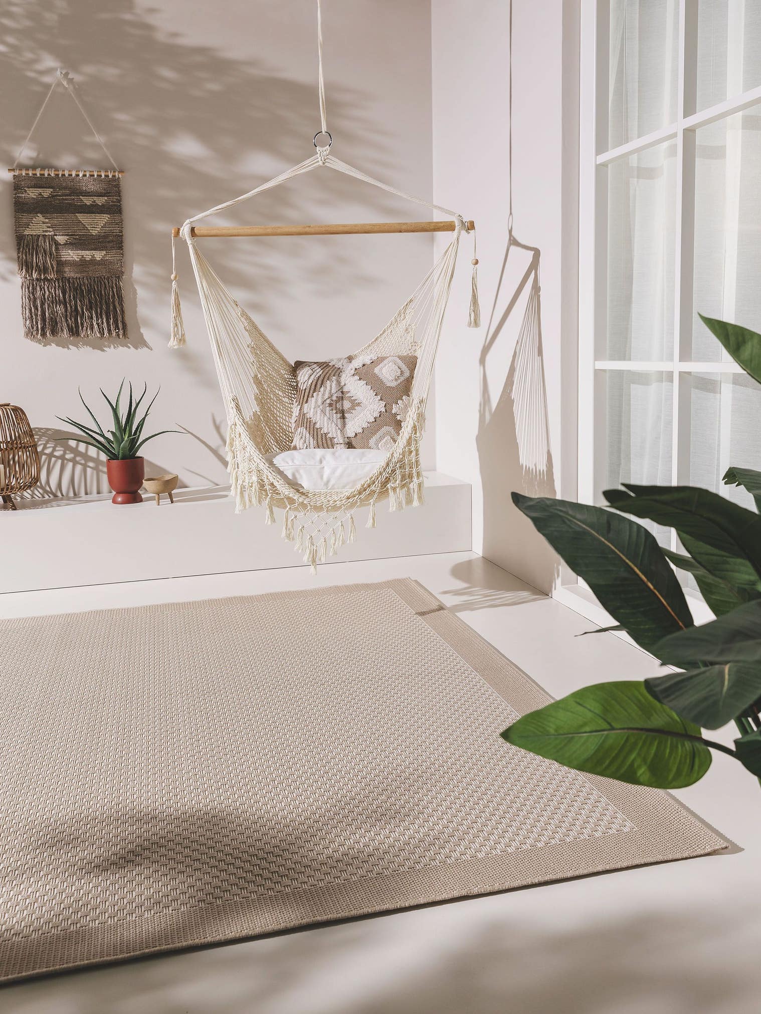 Rug made of 100% Polypropylene in White with a 6 - 10 mm high pile by benuta Nest