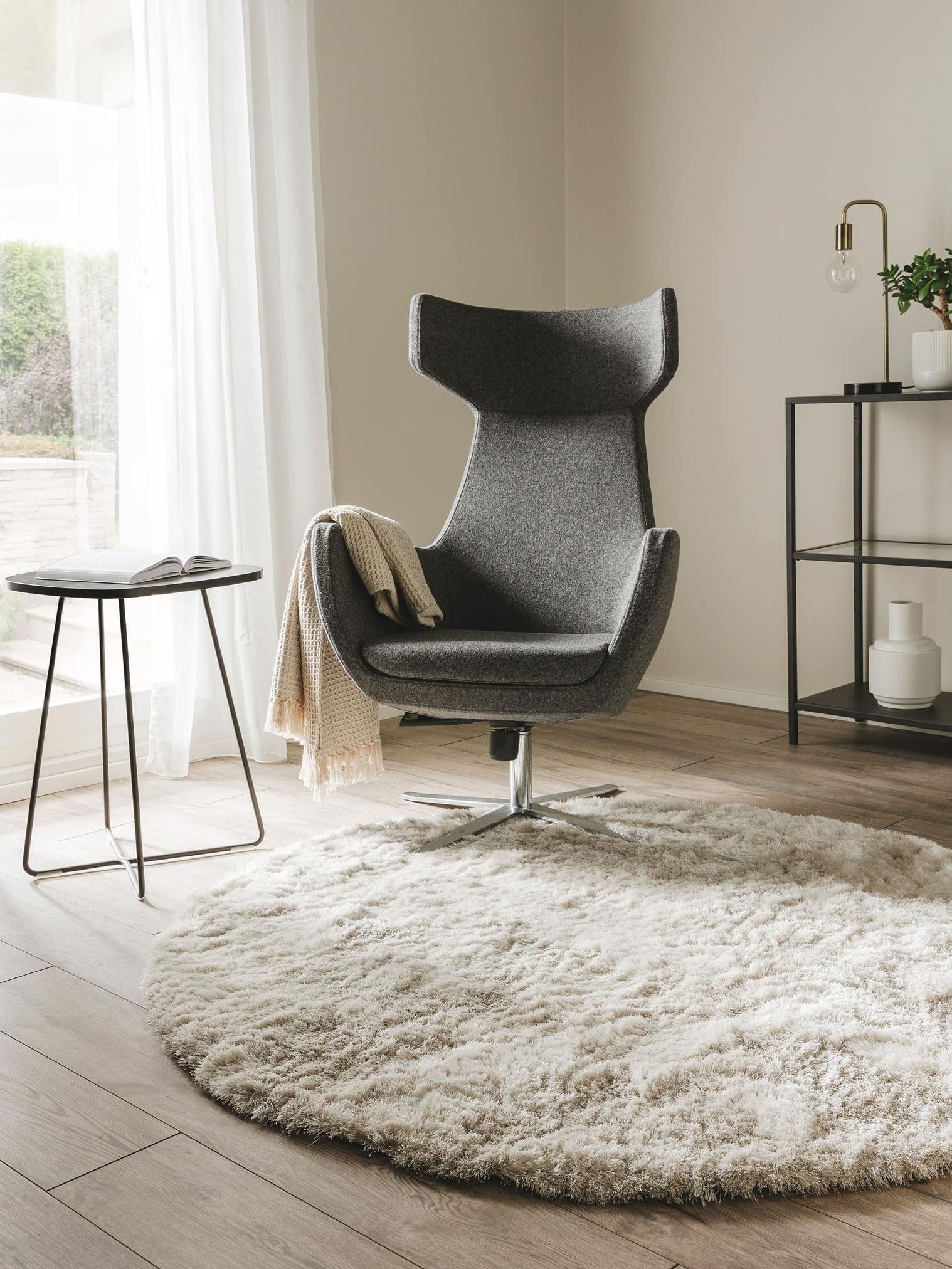 Matta av 100% Polyester i Beige med 31 - 40 mm hög lugg från benuta Nest