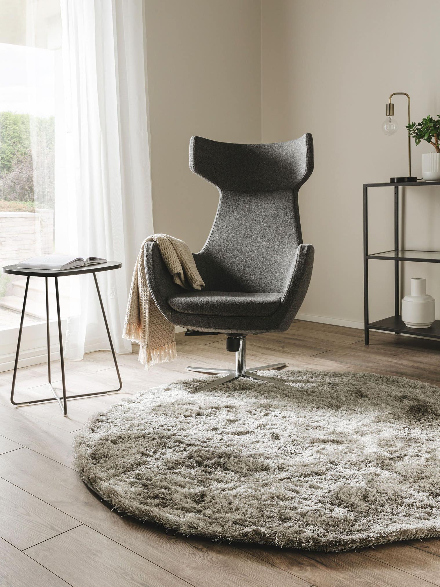 Matta av 100% Polyester i Grå med 31 - 40 mm hög lugg från benuta Nest