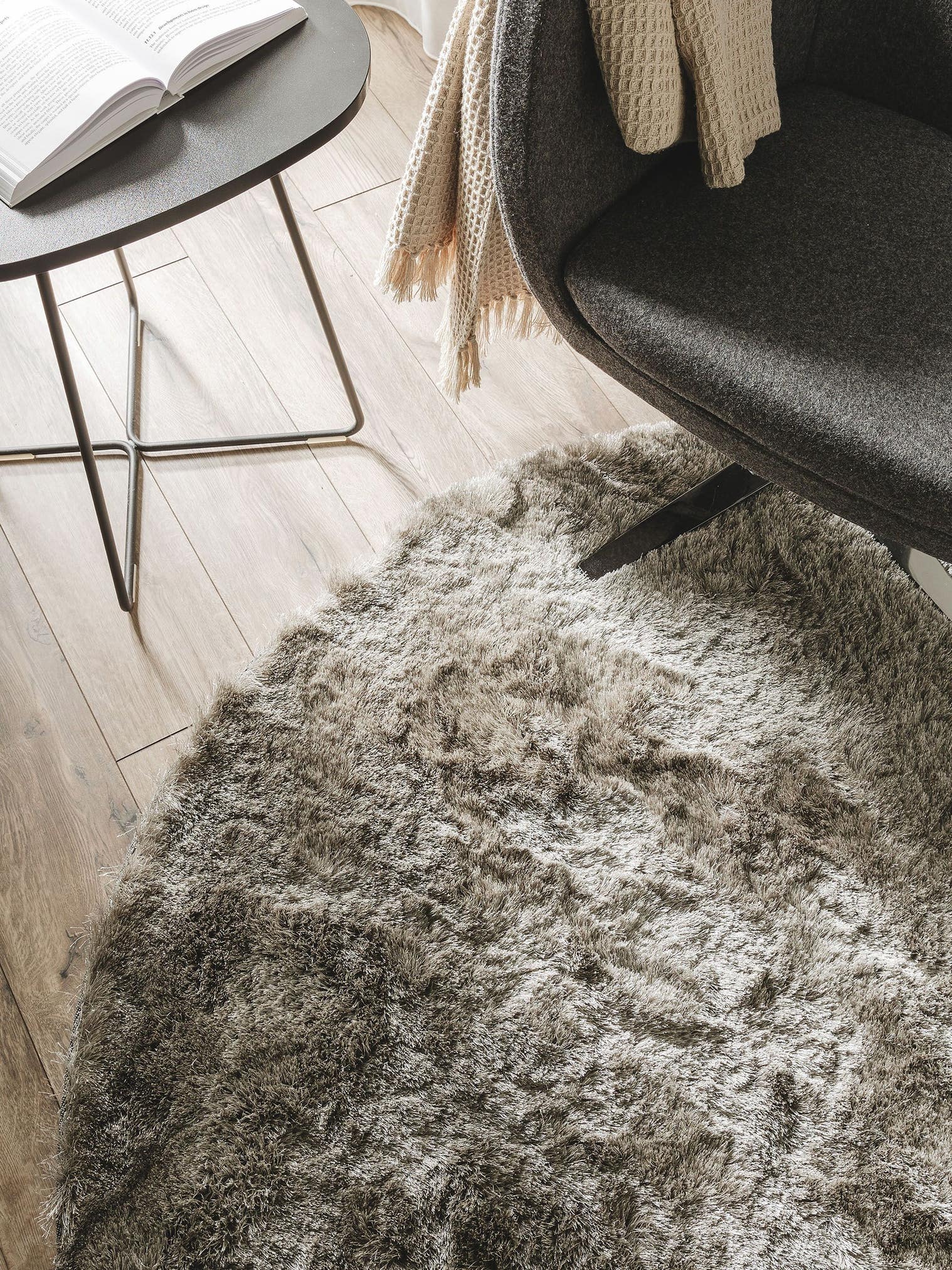 Matta av 100% Polyester i Grå med 31 - 40 mm hög lugg från benuta Nest