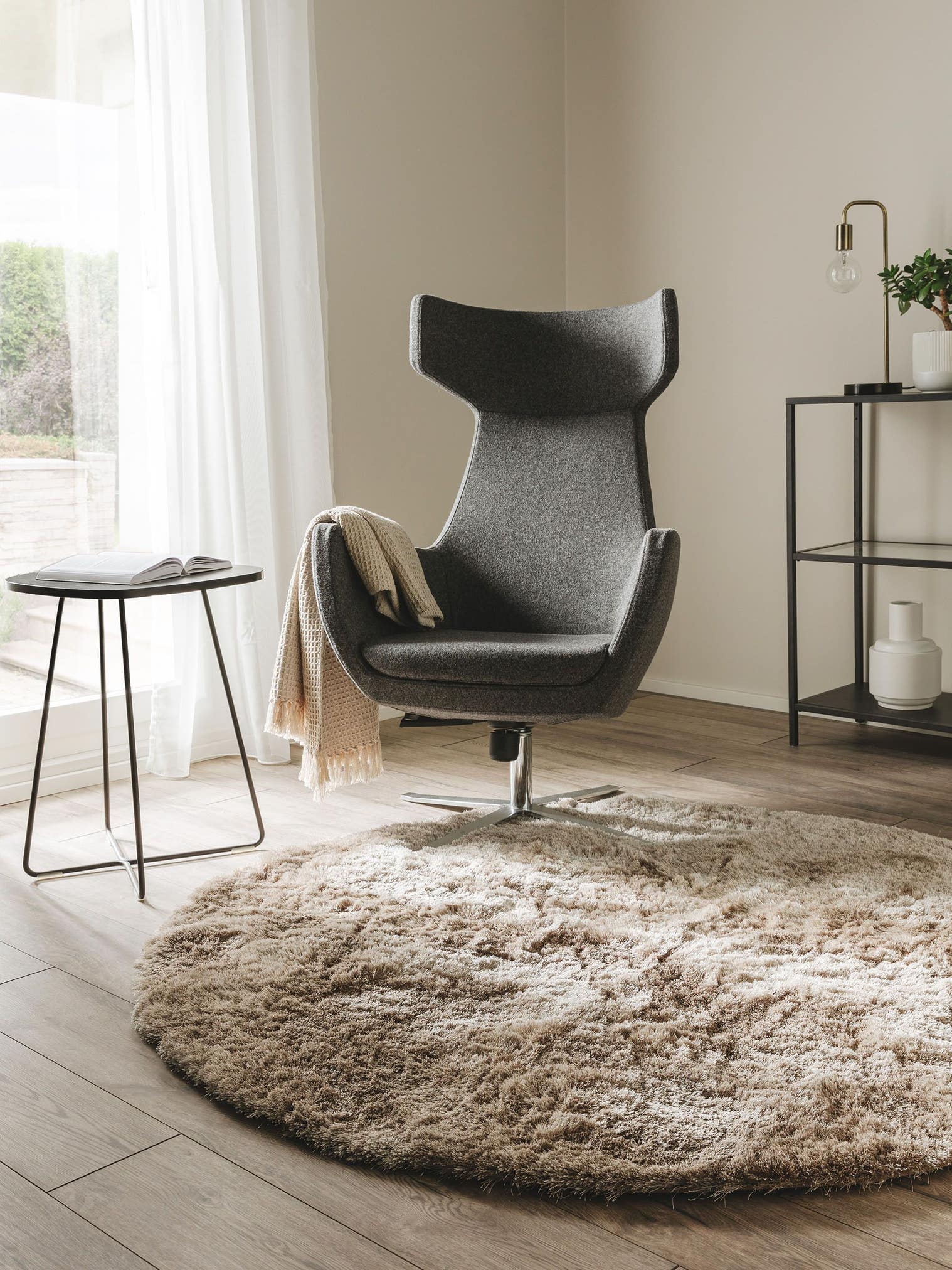 Matta av 100% Polyester i Brun med 31 - 40 mm hög lugg från benuta Nest