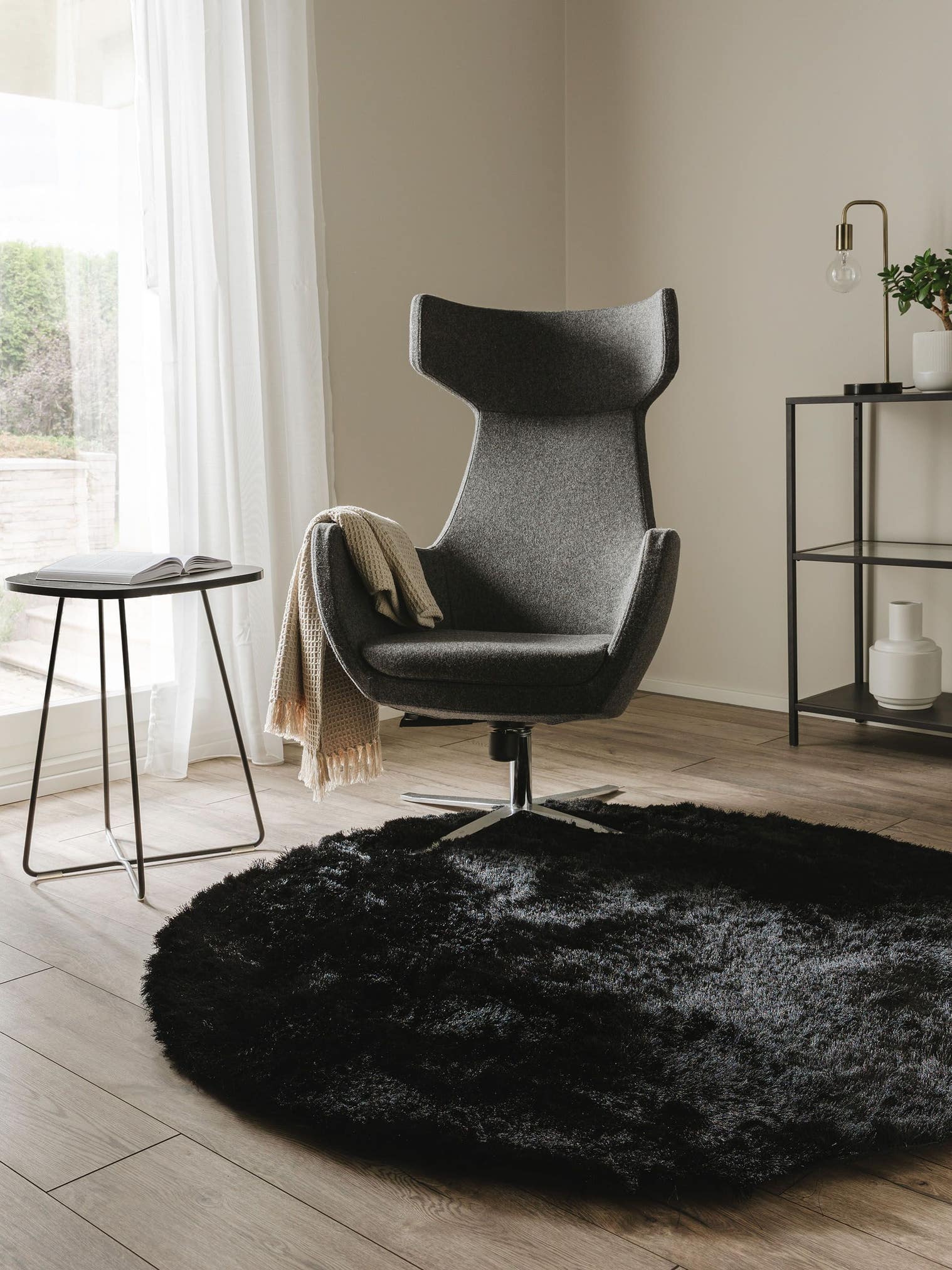 Matta av 100% Polyester i Svart med 31 - 40 mm hög lugg från benuta Nest