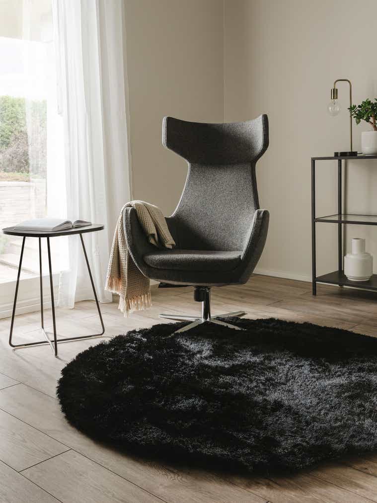 Rug made of 100% Polyester in Black with a 31 - 40 mm high pile by benuta Nest
