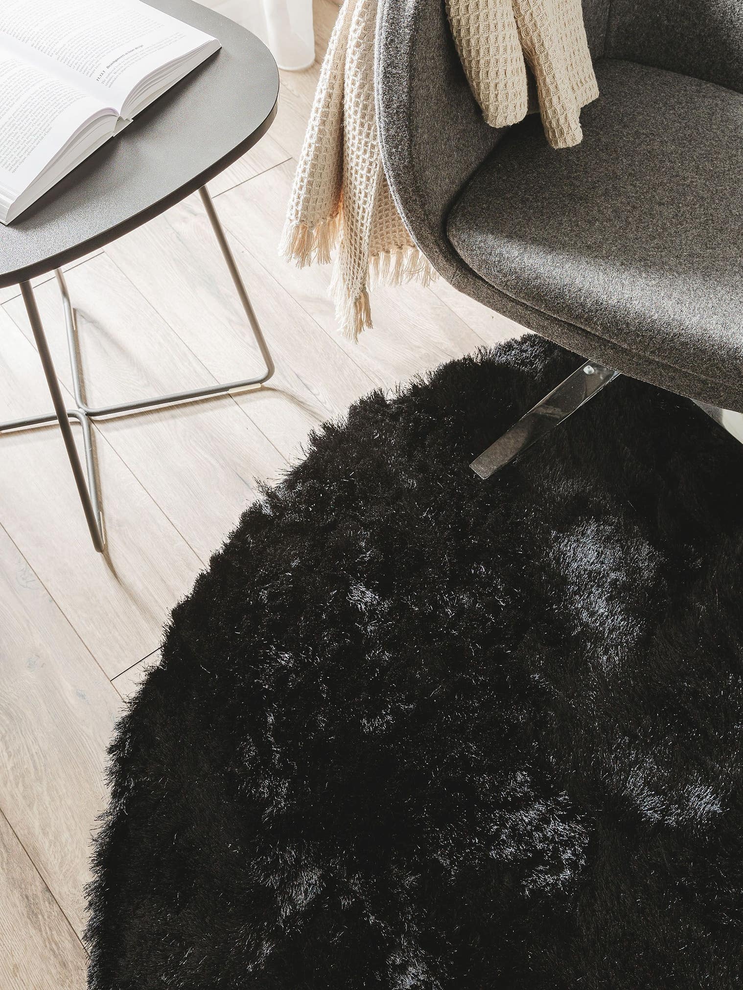 Matta av 100% Polyester i Svart med 31 - 40 mm hög lugg från benuta Nest