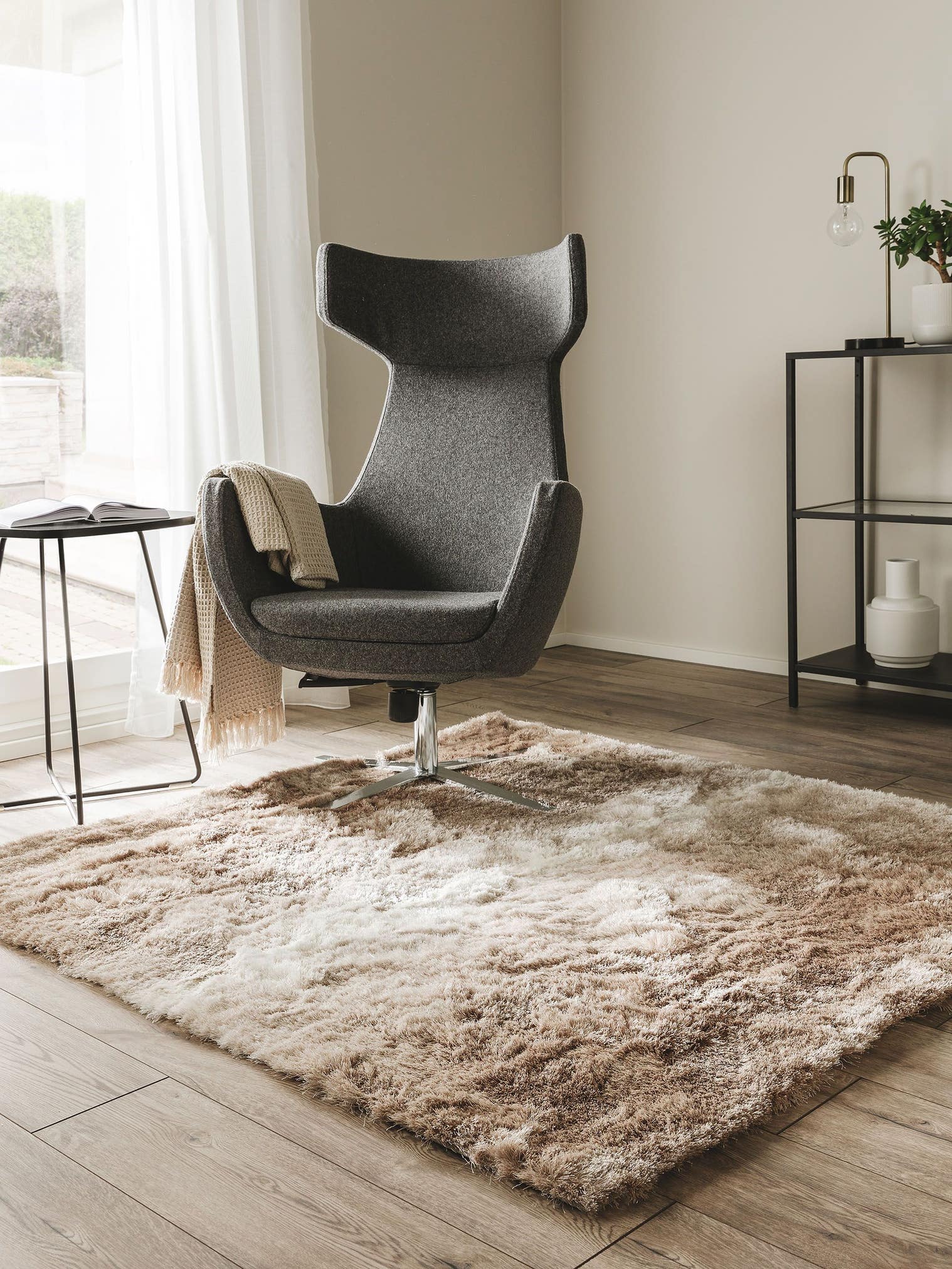 Teppich aus 100% Polyester in Beige mit 31 bis 40 mm hohem Flor von benuta Nest