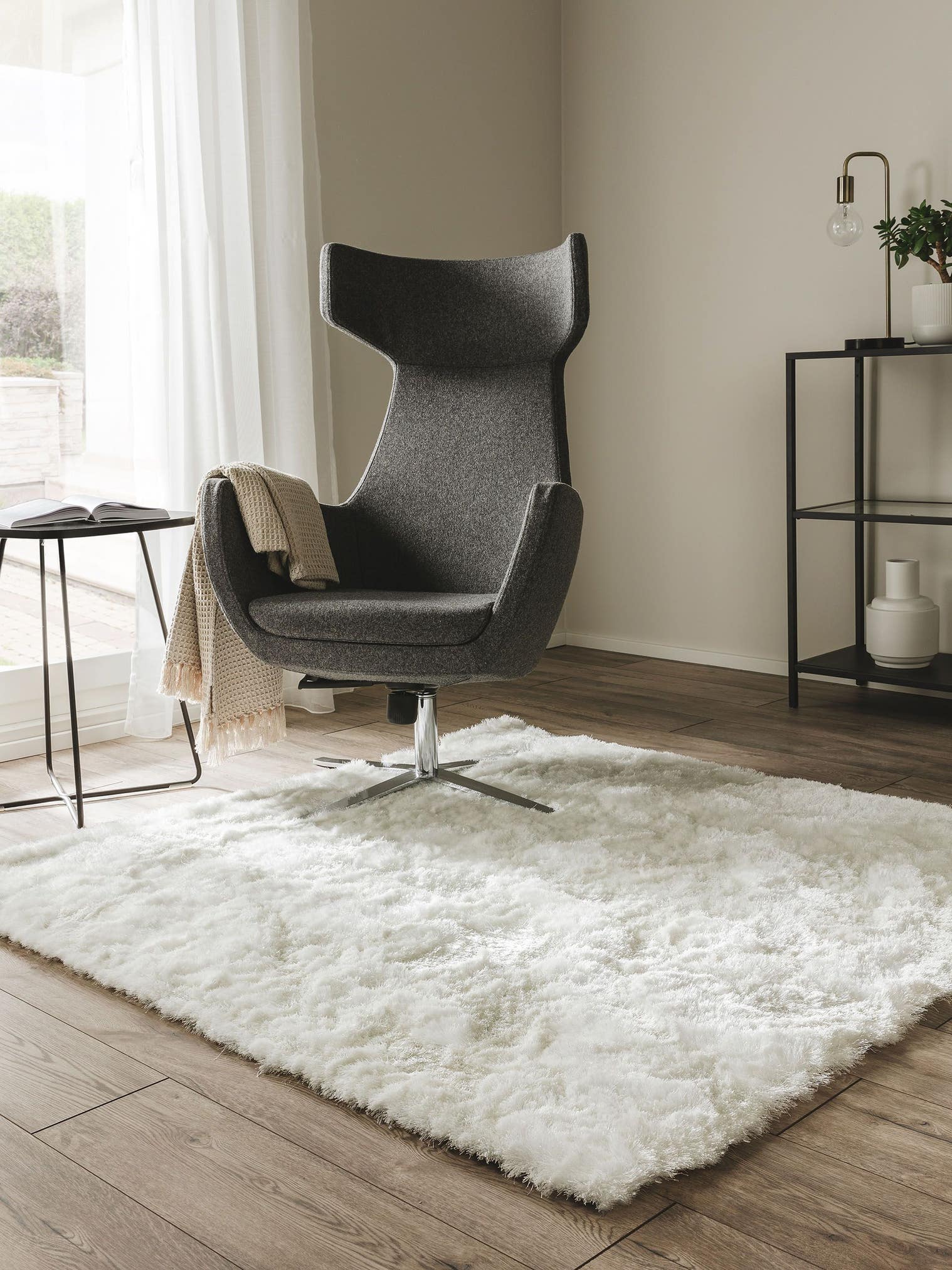 Teppich aus 100% Polyester in Weiß mit 31 bis 40 mm hohem Flor von benuta Nest