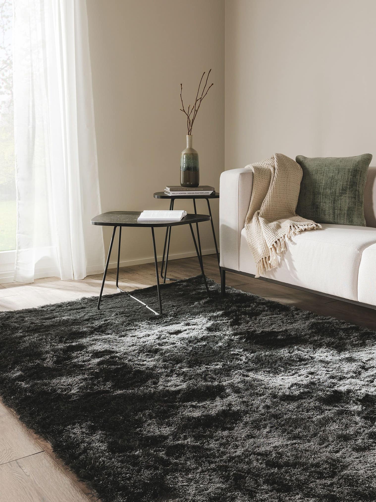 Tapijt van 100% Polyester in Grijs met een 31 - 40 mm hoge pool van benuta Nest
