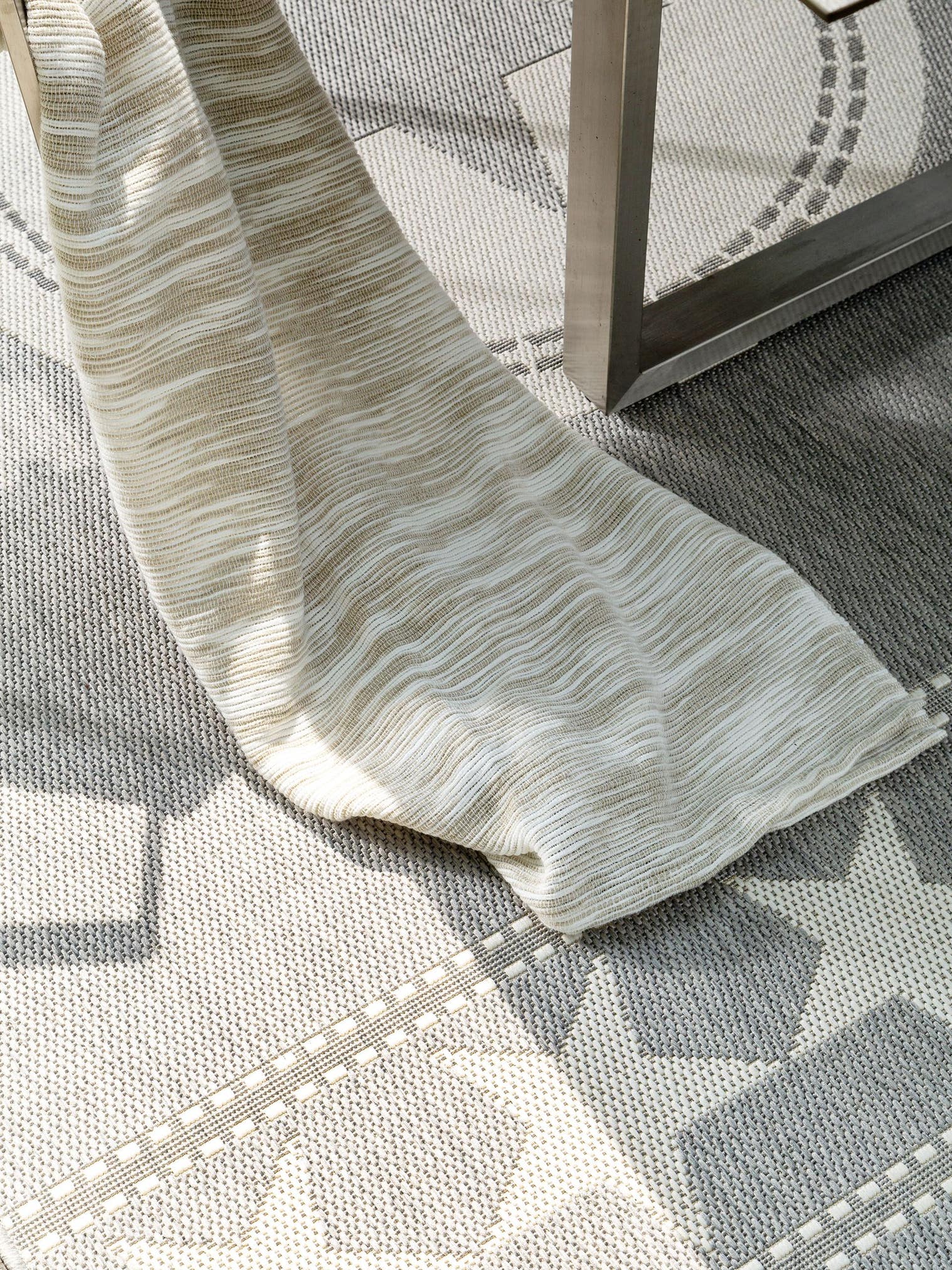 Teppich aus 100% Polypropylen in Grau mit 6 bis 10 mm hohem Flor von benuta Nest