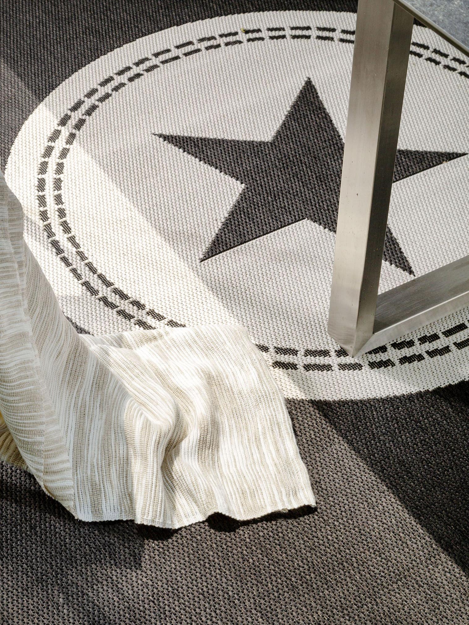 Tapis en 100% Polypropylène en Noir avec une pile de 6 - 10 mm de hauteur de benuta Nest