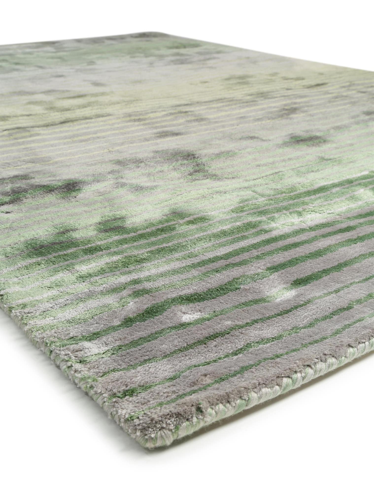 Teppich aus 100% Viskose in Grün mit 6 bis 10 mm hohem Flor von benuta