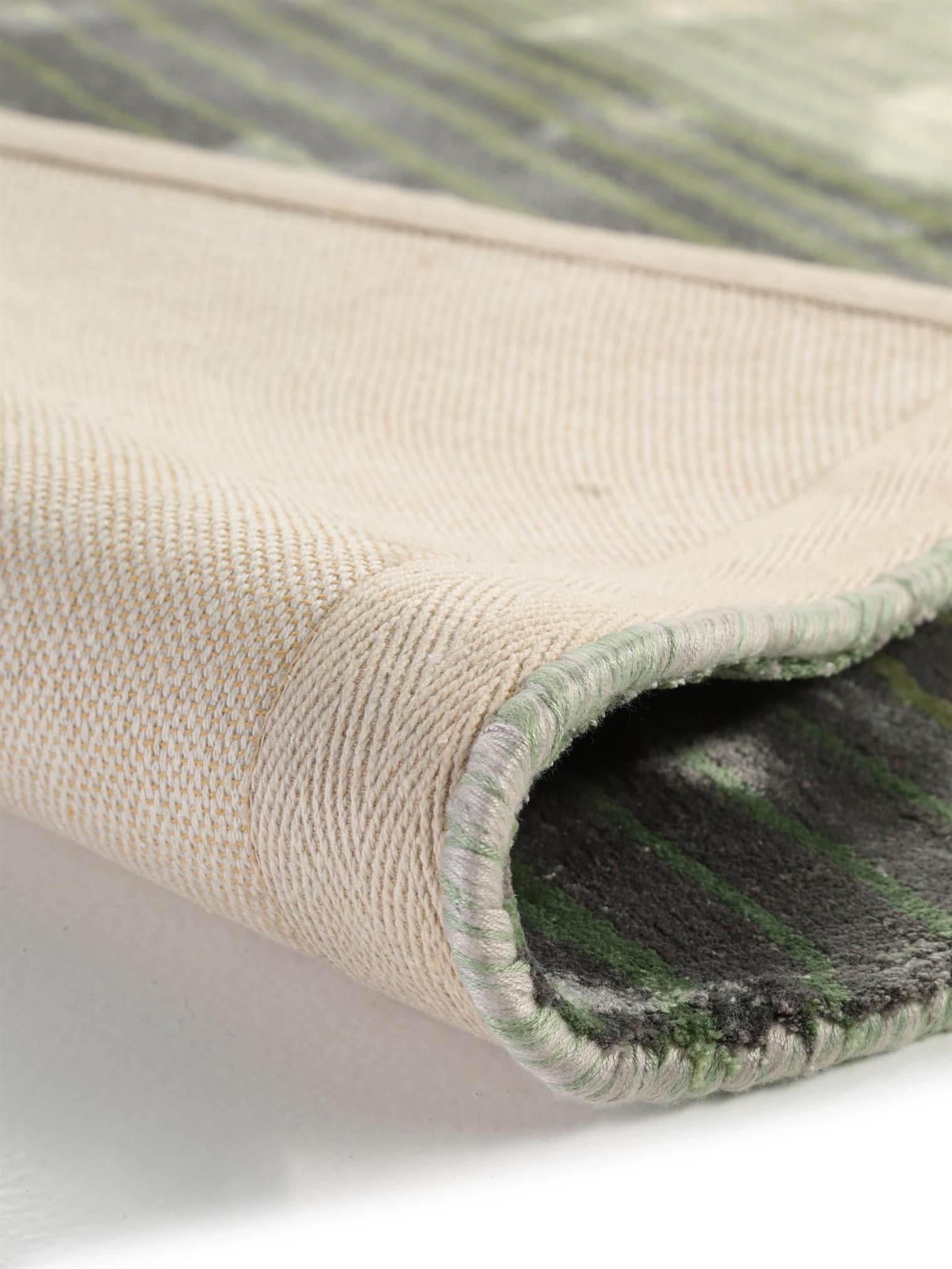Teppich aus 100% Viskose in Grün mit 6 bis 10 mm hohem Flor von benuta
