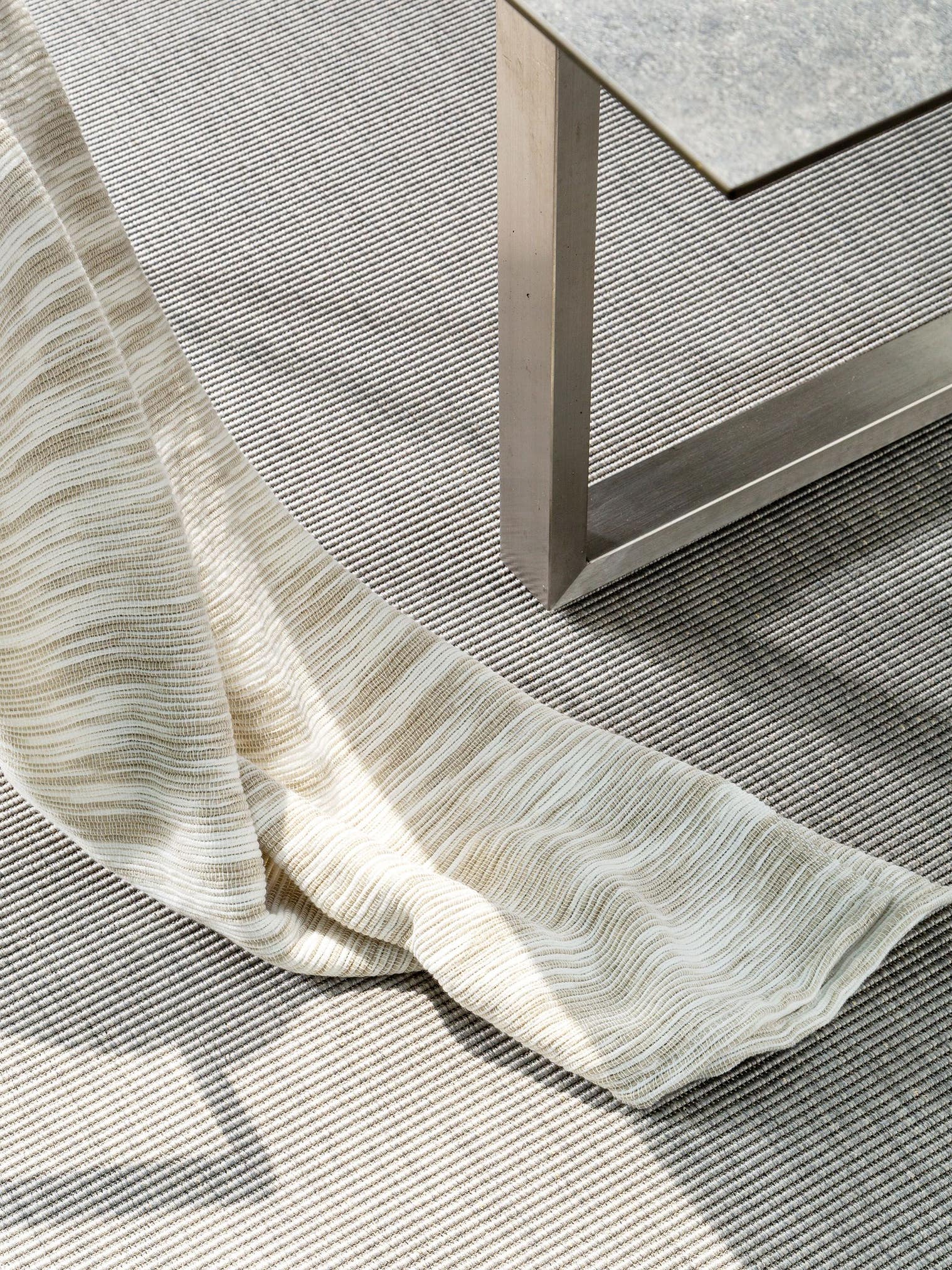Teppich aus 100% Polypropylen in Grau mit 6 bis 10 mm hohem Flor von benuta Nest