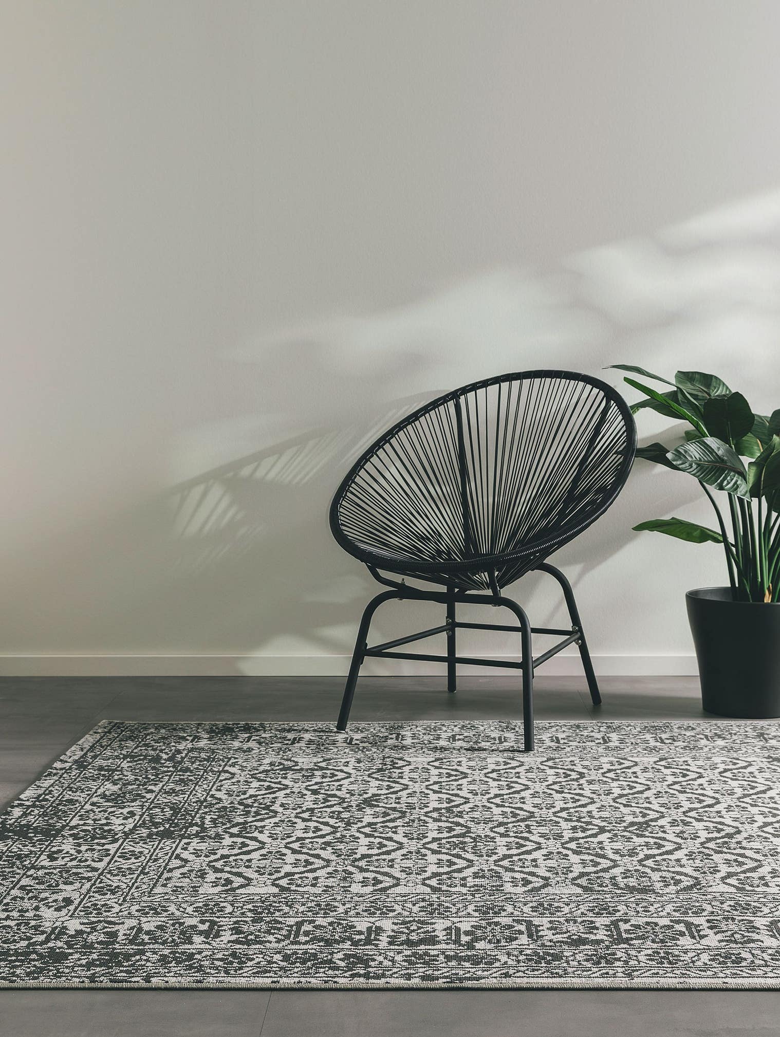 Rug made of 100% Polypropylene in Black/White with a 1- 5 mm high pile by benuta Nest
