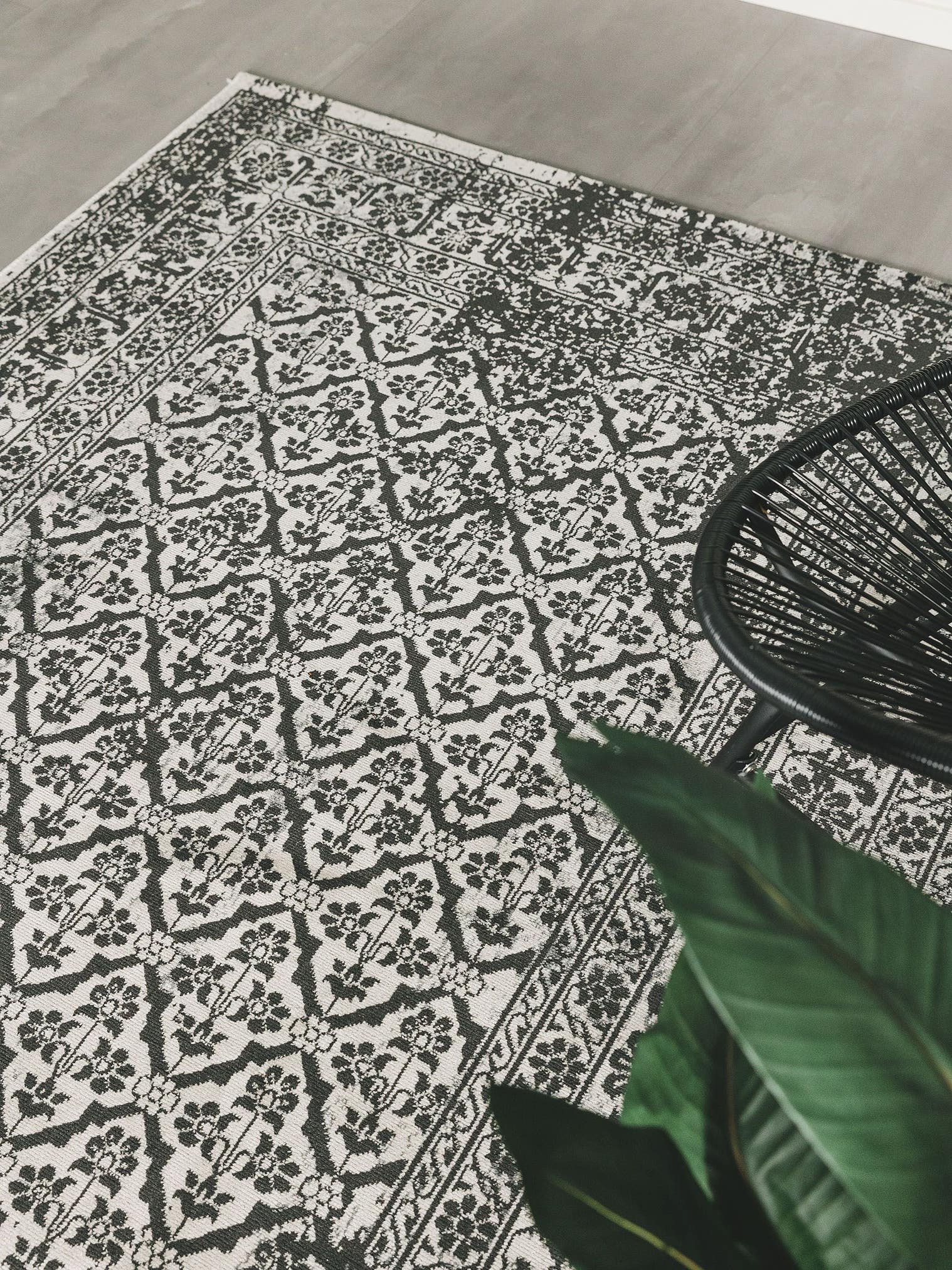 Rug made of 100% Polypropylene in Black/White with a 1- 5 mm high pile by benuta Nest