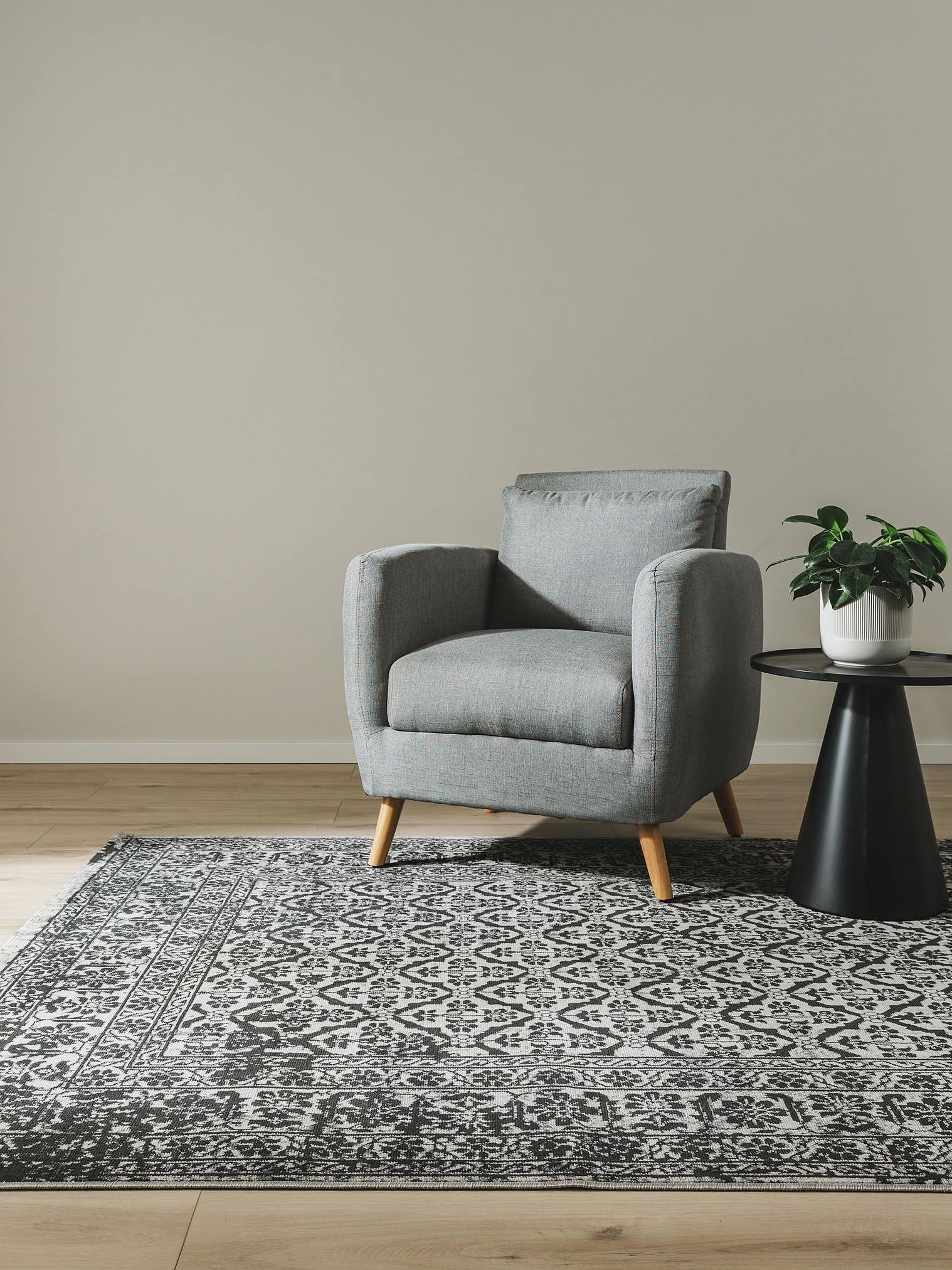 Rug made of 100% Polypropylene in Black/White with a 1- 5 mm high pile by benuta Nest