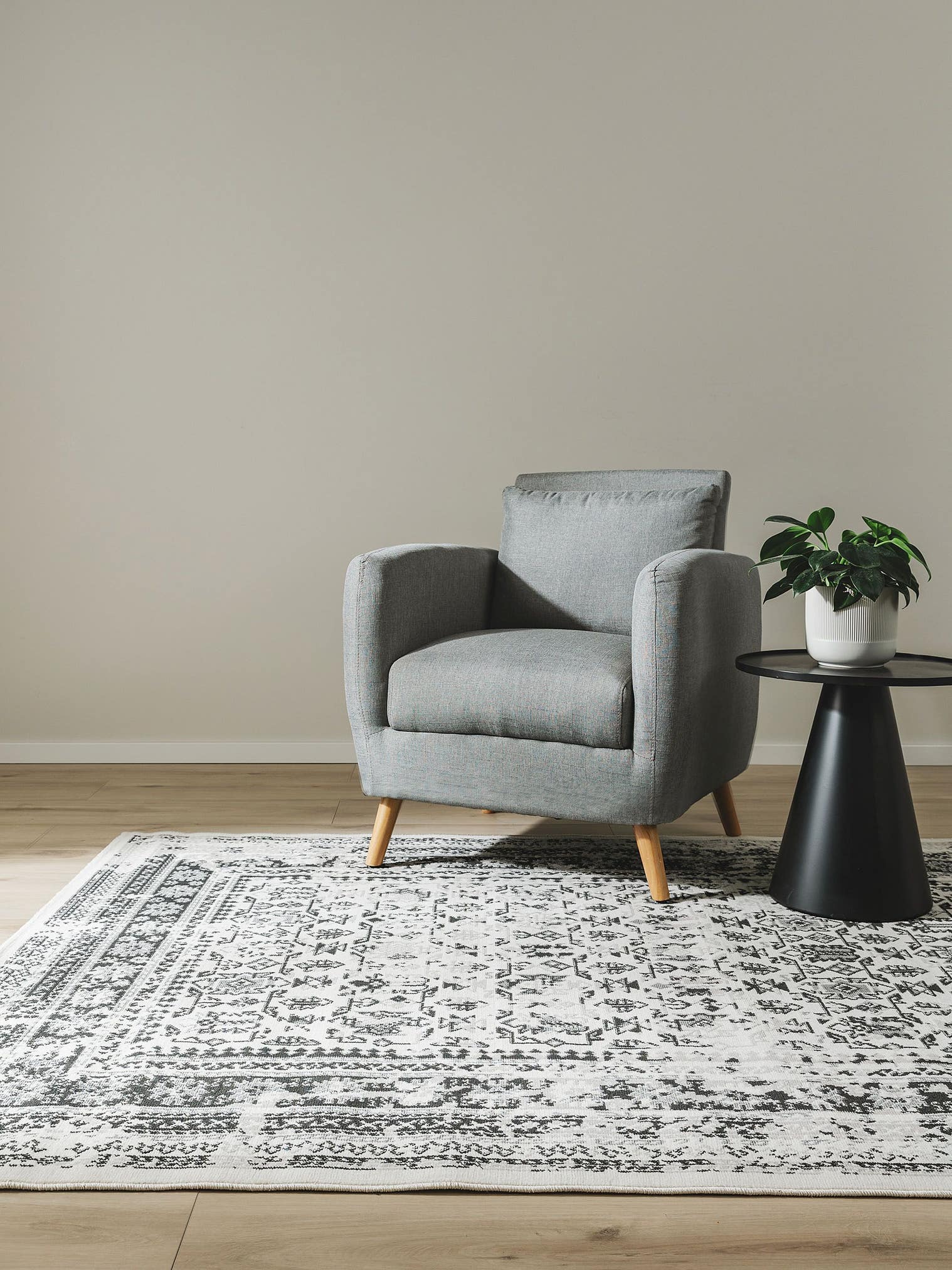 Teppich aus 100% Polypropylen in Schwarz/Weiß mit bis 5 mm hohem Flor von benuta Nest