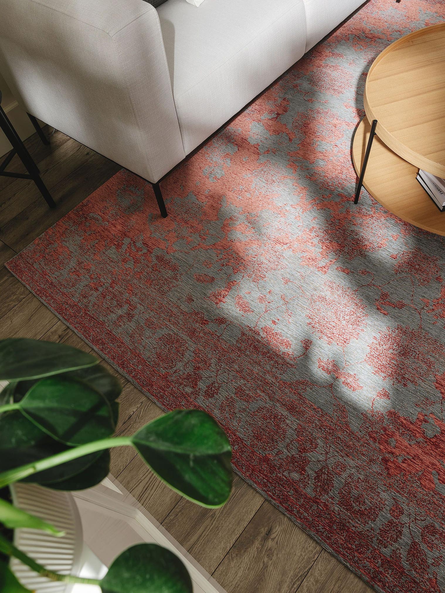 Teppich aus 55% Polyacryl, 27% Polyester, 17% Baumwolle, 1% Latex in Rot mit bis 5 mm hohem Flor von benuta Nest