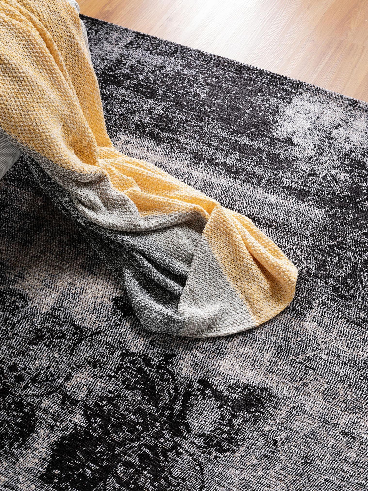 Teppich aus 41% Baumwolle, 32% Polyacryl, 26% Polyester, 1% Latex in Schwarz mit bis 5 mm hohem Flor von benuta Pop