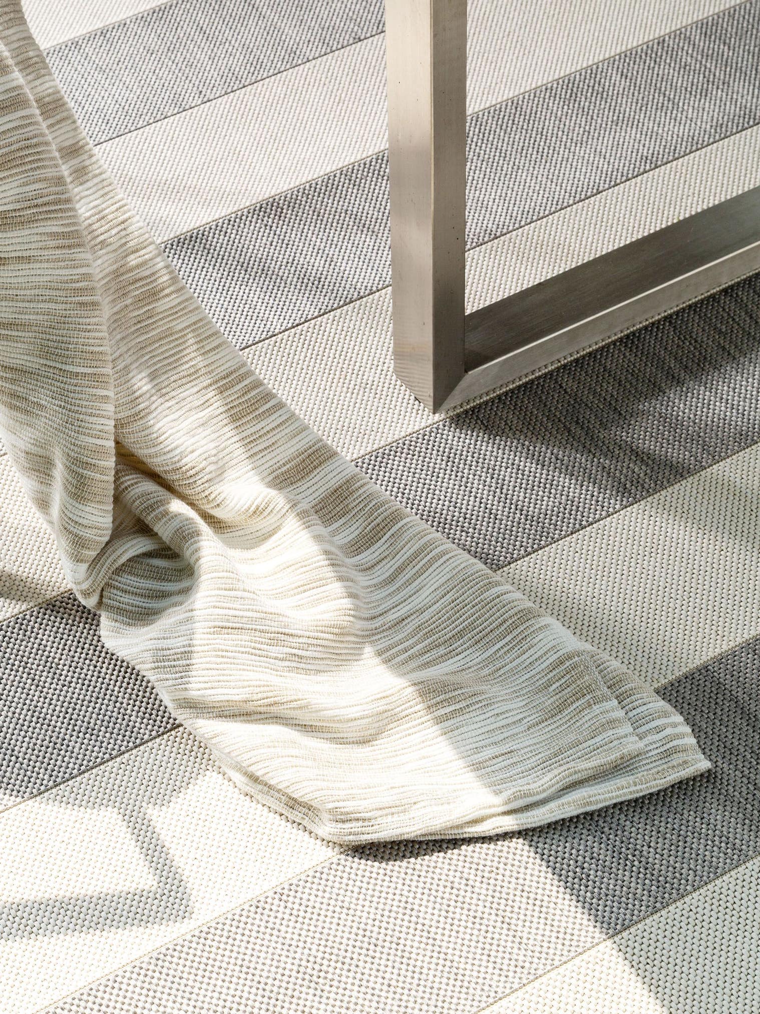 Alfombra de 100% Polipropileno en Gris con un pelo de {{Placeholder_Pile Height}} de altura de benuta Nest