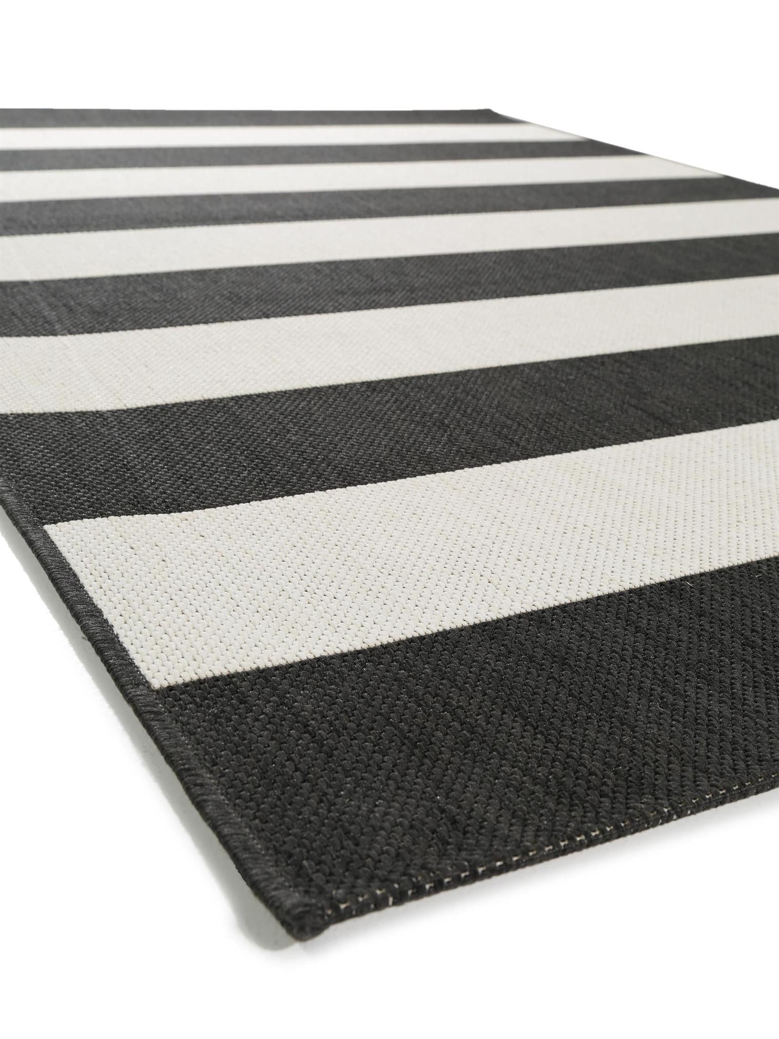Teppich aus 100% Polypropylen in Schwarz mit 6 bis 10 mm hohem Flor von benuta Nest