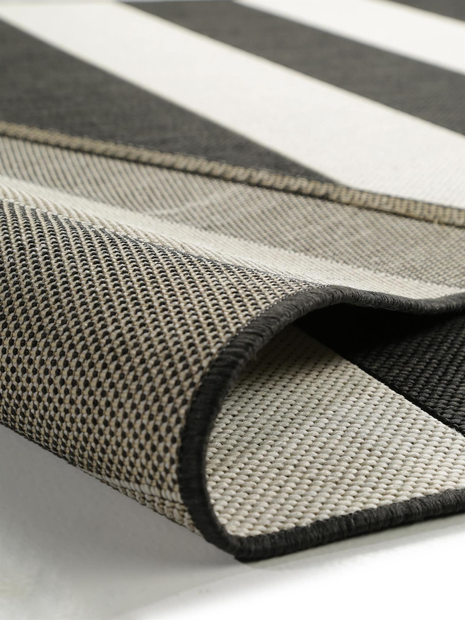 Teppich aus 100% Polypropylen in Schwarz mit 6 bis 10 mm hohem Flor von benuta Nest