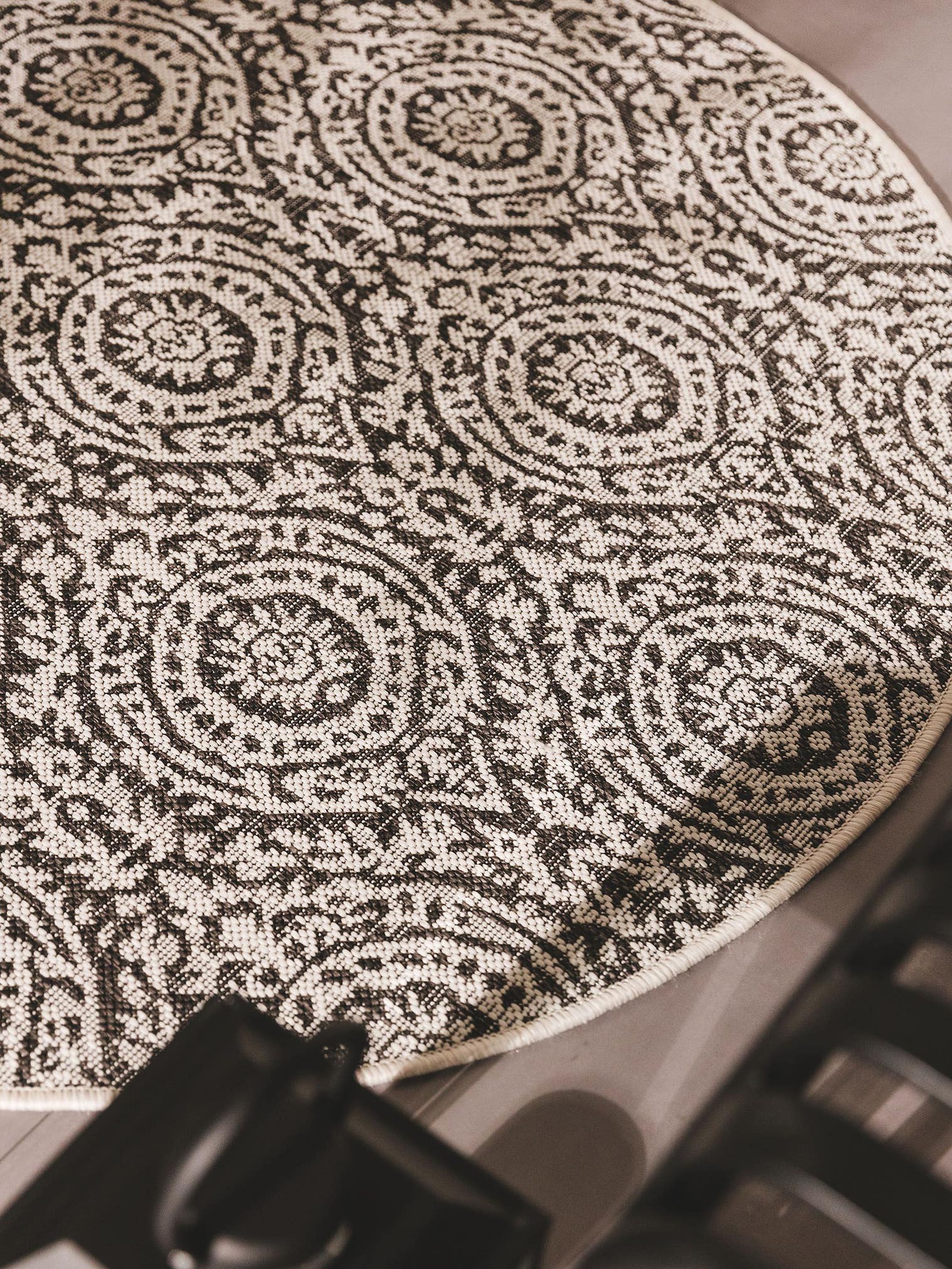 Teppich aus 100% Polypropylen in Schwarz/Weiß mit bis 5 mm hohem Flor von benuta Nest