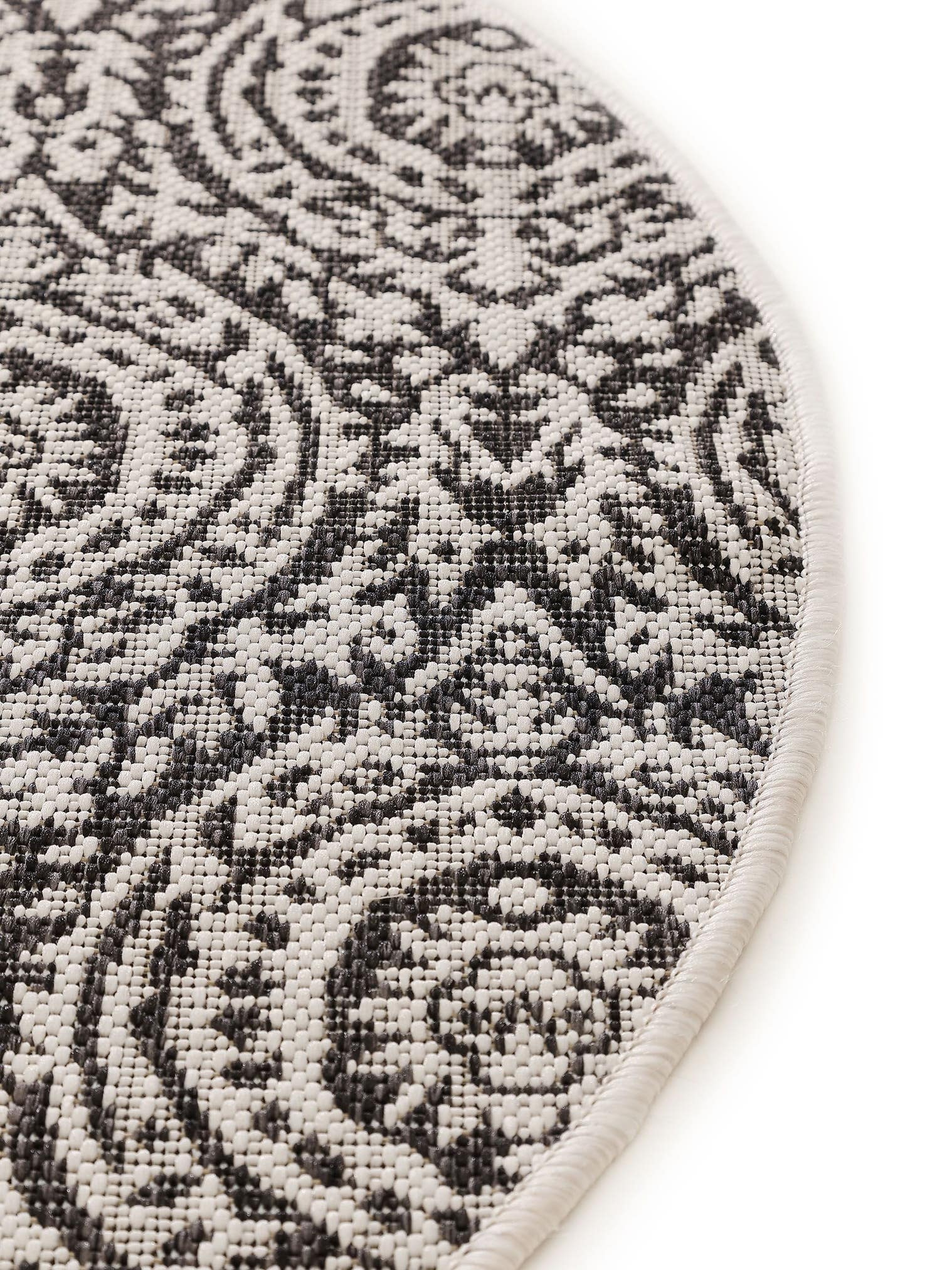 Teppich aus 100% Polypropylen in Schwarz/Weiß mit bis 5 mm hohem Flor von benuta Nest