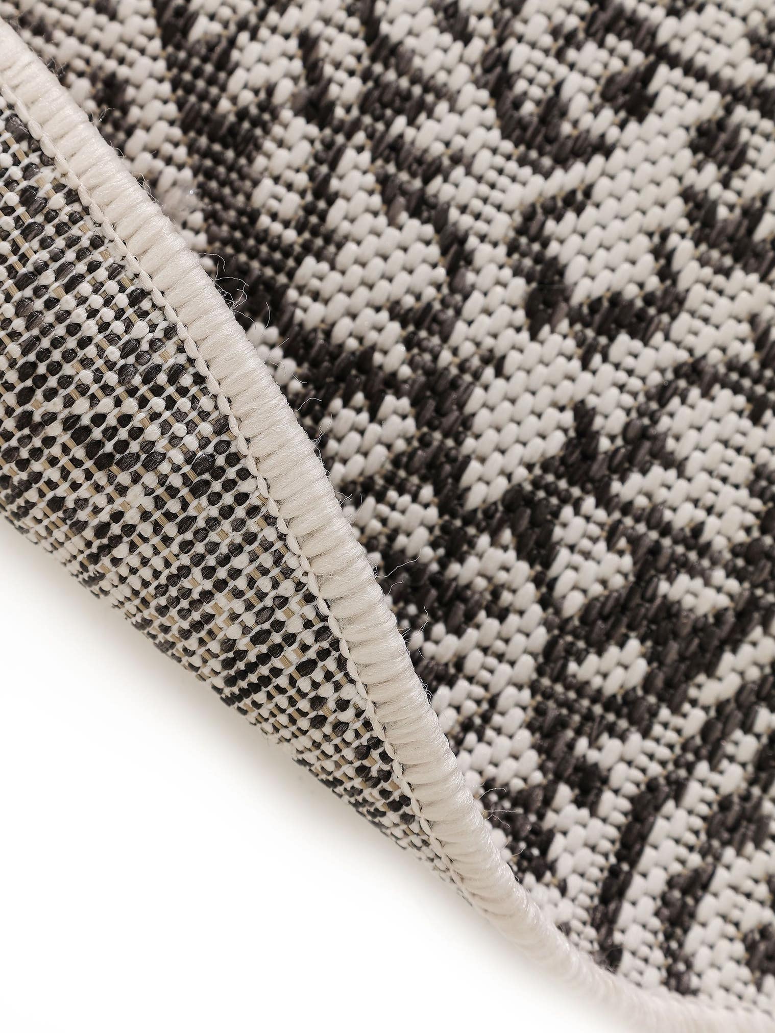 Teppich aus 100% Polypropylen in Schwarz/Weiß mit bis 5 mm hohem Flor von benuta Nest