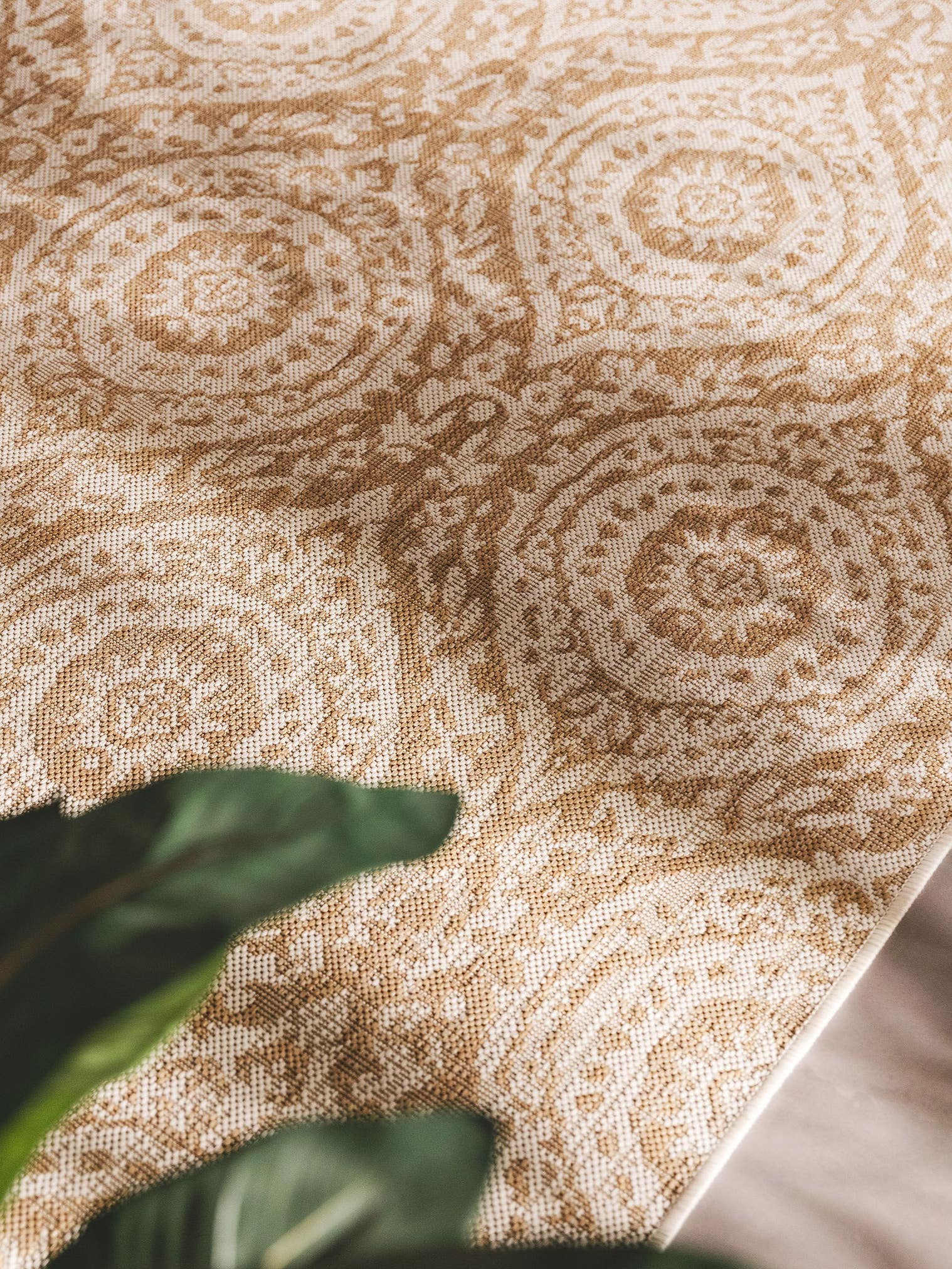 Teppich aus 100% Polypropylen in Beige mit bis 5 mm hohem Flor von benuta Nest