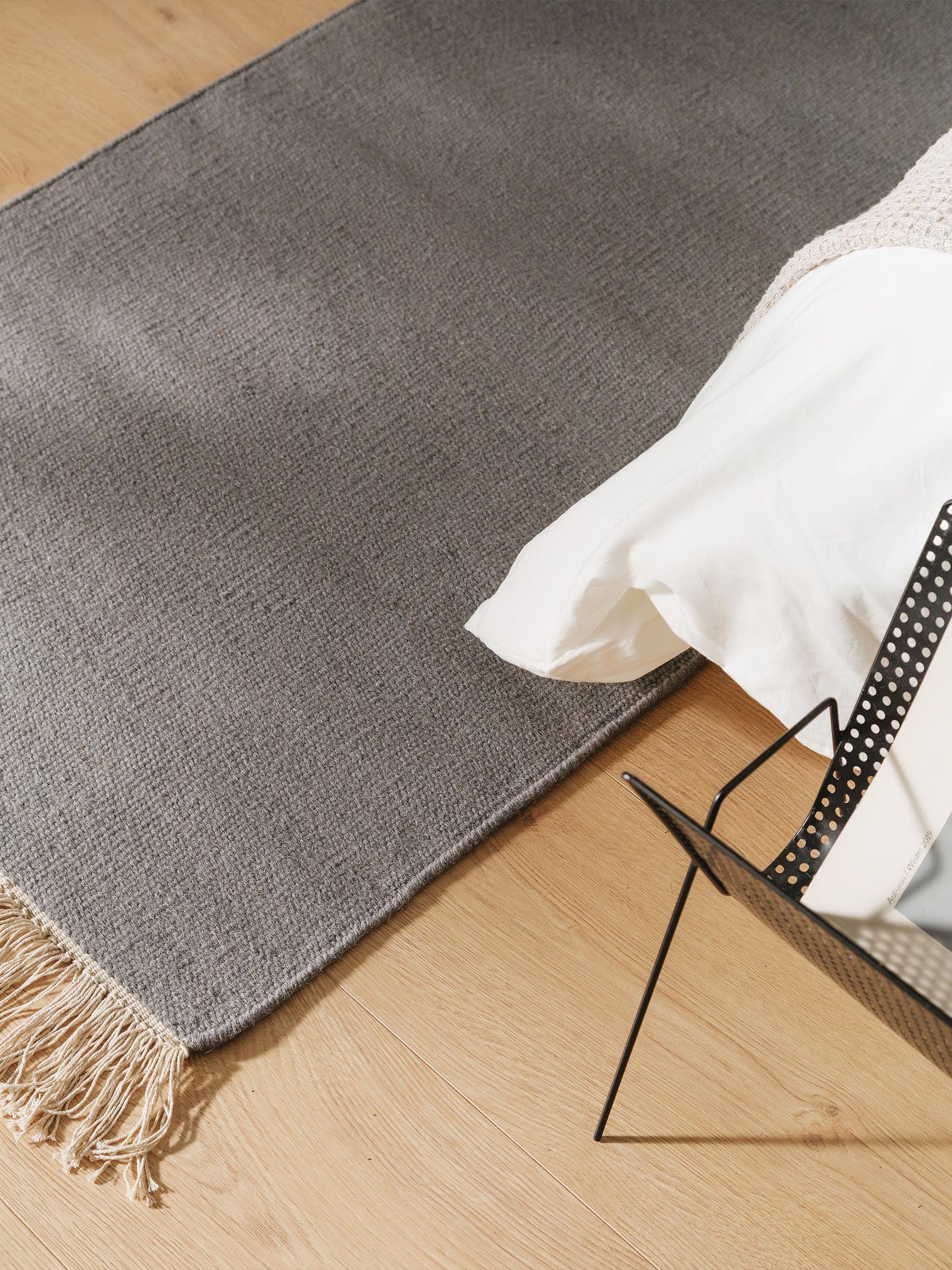 Teppich aus 80% Wolle, 20% Baumwolle in Grau mit bis 5 mm hohem Flor von benuta Pop