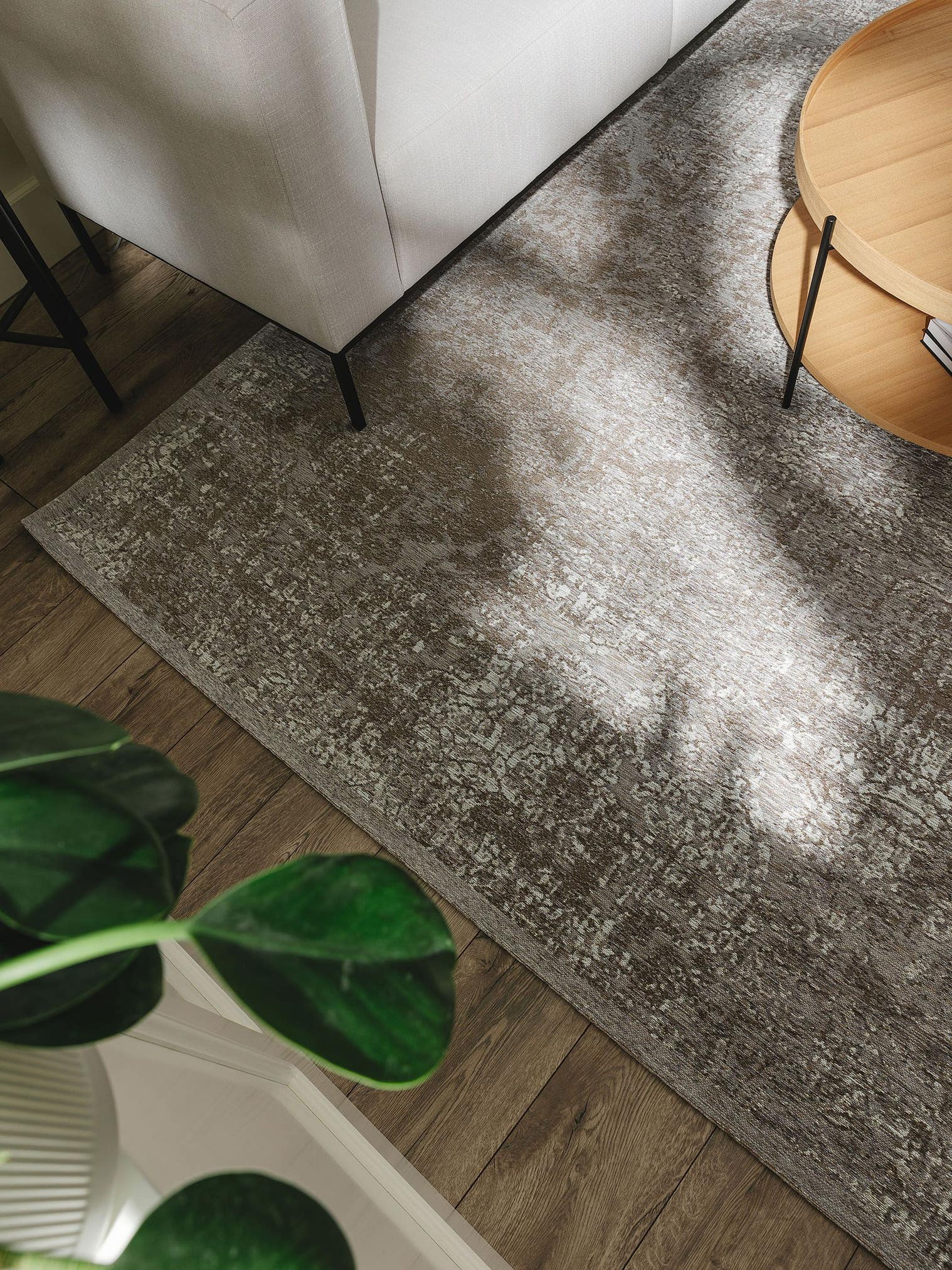 Teppich aus 55% Polyacryl, 27% Polyester, 17% Baumwolle, 1% Latex in Grau mit bis 5 mm hohem Flor von benuta Nest