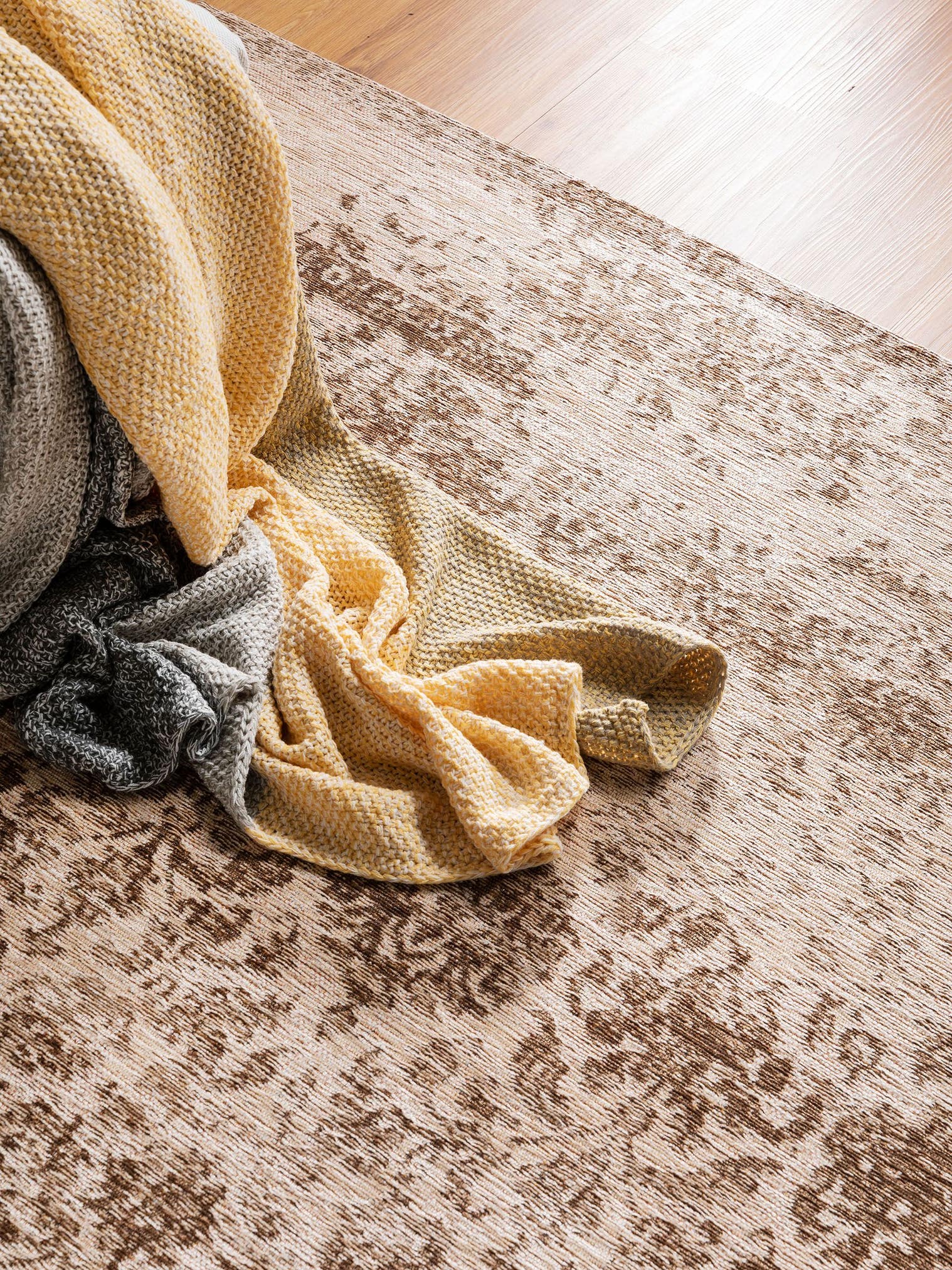 Teppich aus 41% Baumwolle, 32% Polyacryl, 26% Polyester, 1% Latex in Beige mit bis 5 mm hohem Flor von benuta Pop