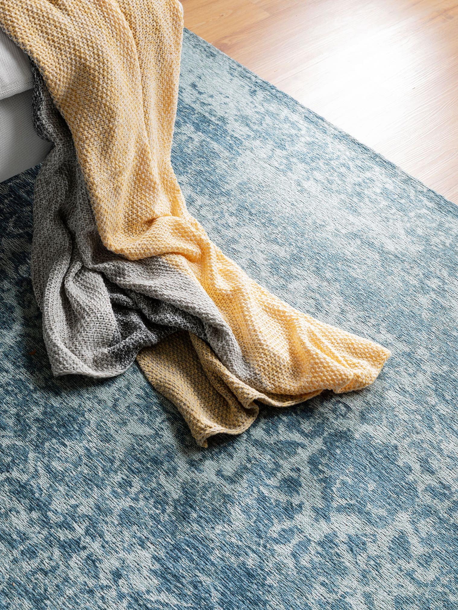 Tapis en 41% Coton, 32% Polyacrylique, 26% Polyester, 1% Latex en Bleu avec une pile de 1- 5 mm de hauteur de benuta Pop