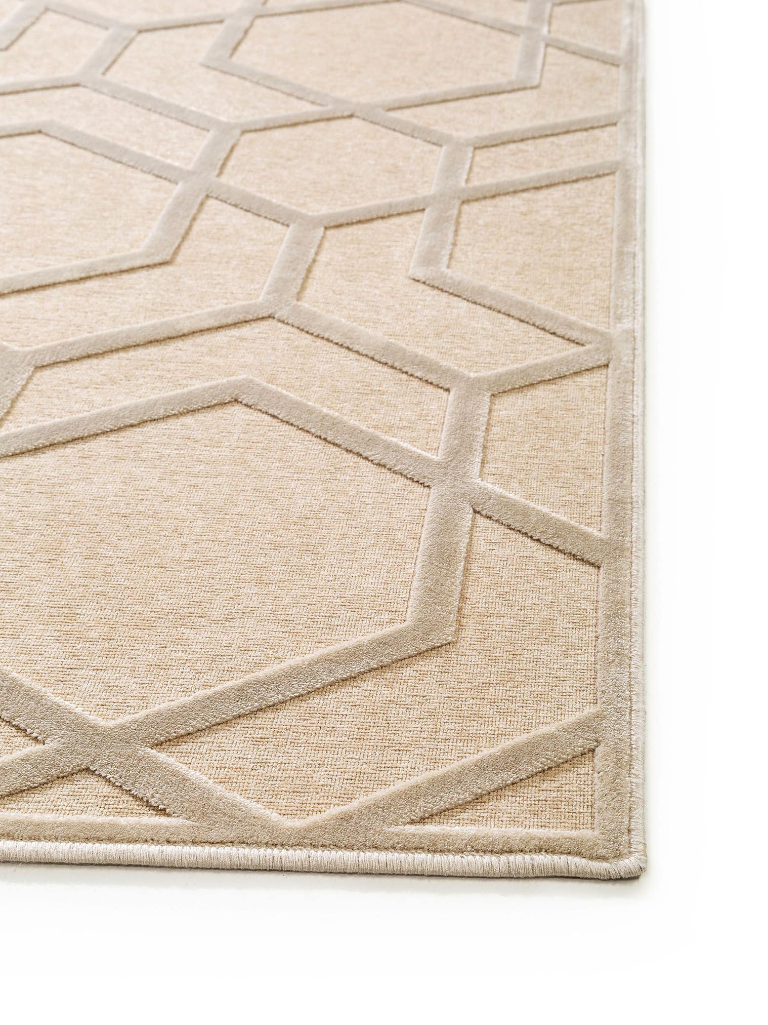 Tæppe af 100% Viskose i Beige med 1- 5 mm høj luv fra benuta Pop
