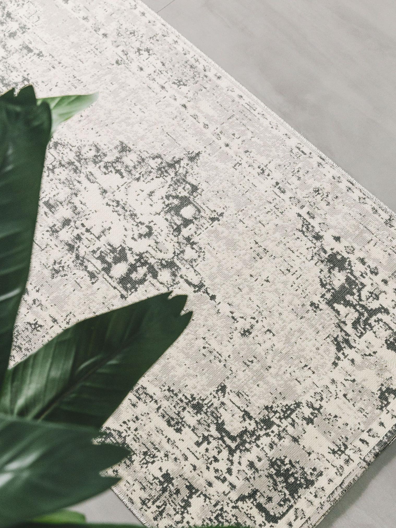 Tapis en 100% Polypropylène en Gris avec une pile de 1- 5 mm de hauteur de benuta Nest