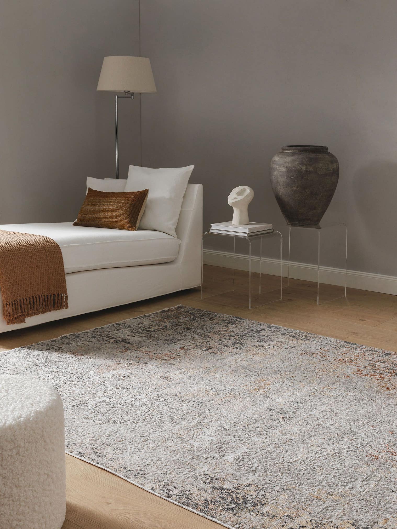 Teppich aus 100% Polyester in Grau mit 6 bis 10 mm hohem Flor von benuta Nest