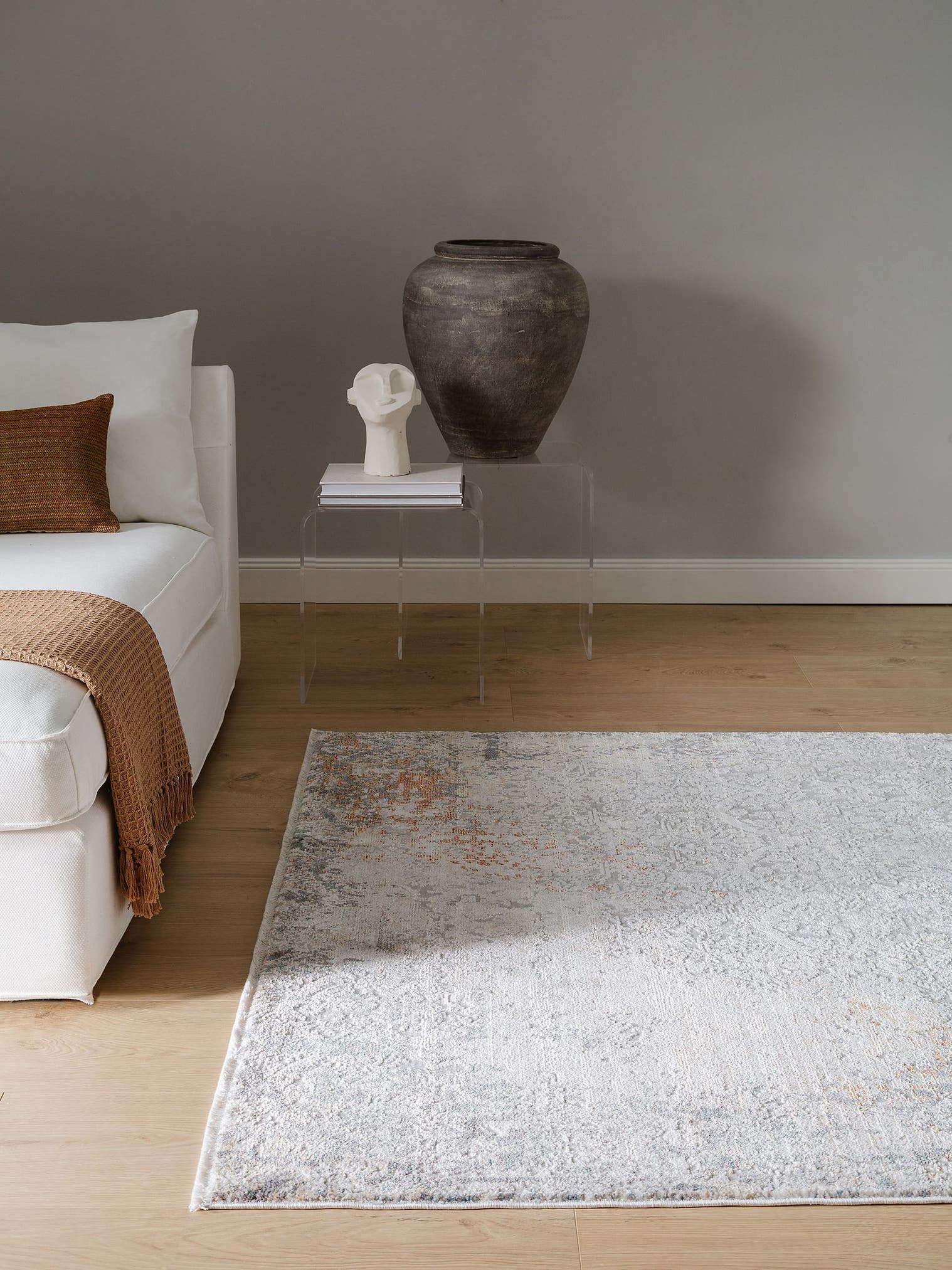 Teppich aus 100% Polyester in Grau mit 6 bis 10 mm hohem Flor von benuta Nest